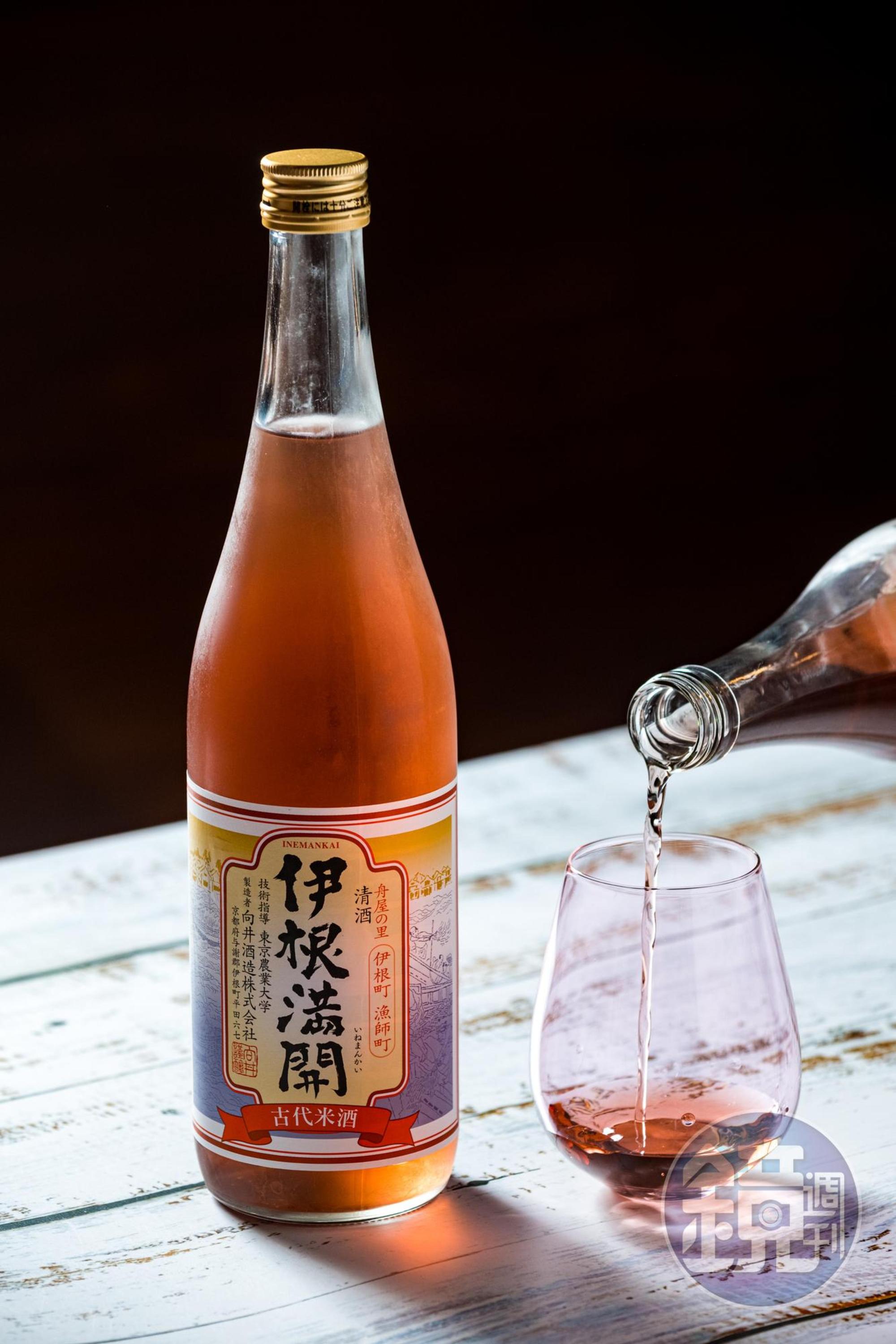 「伊根滿開赤米酒」用古代赤米釀造,桃紅酒色酸甜醇厚。(2,400元/瓶)