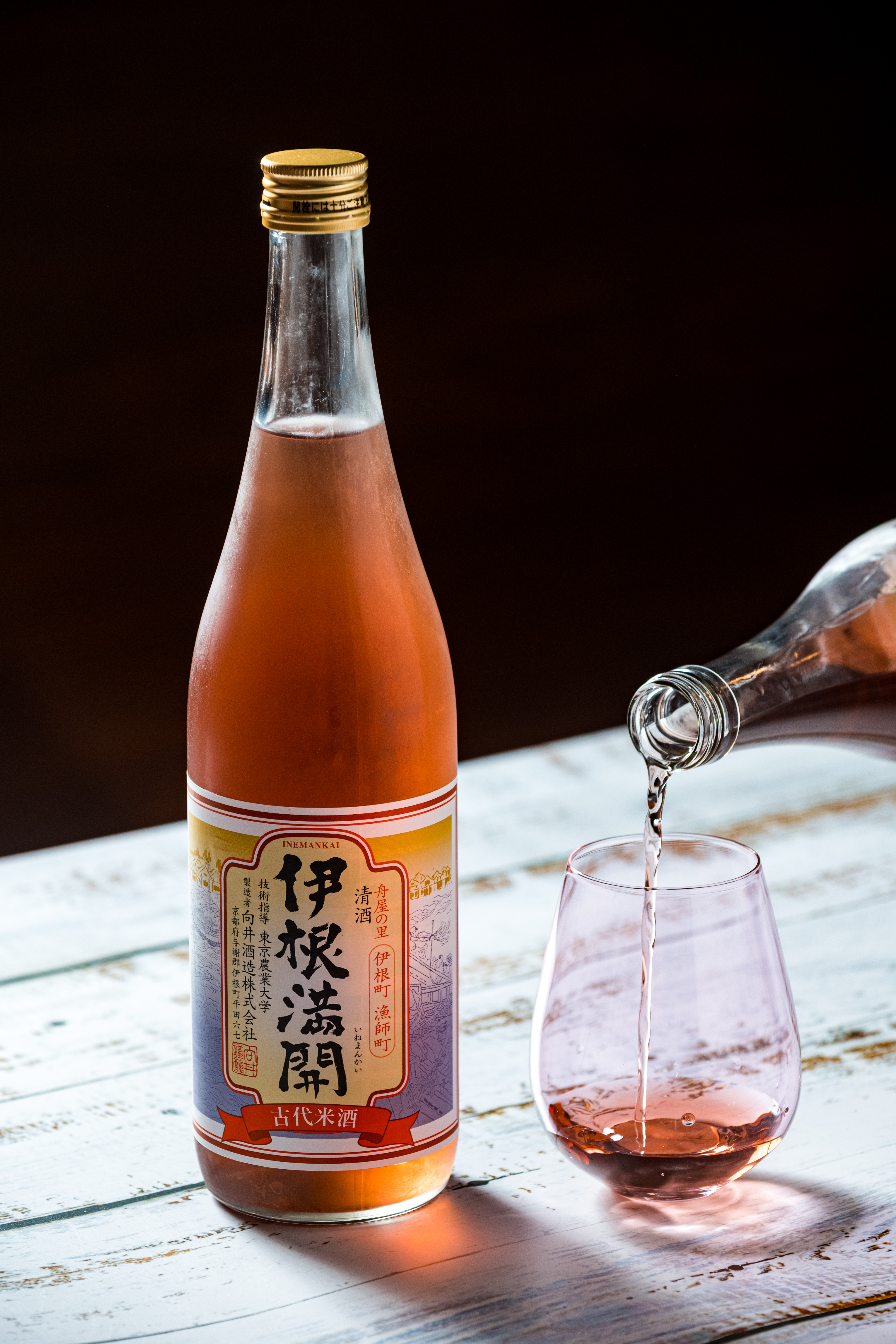 「伊根滿開赤米酒」用古代赤米釀造，桃紅酒色酸甜醇厚。（2,400元／瓶）