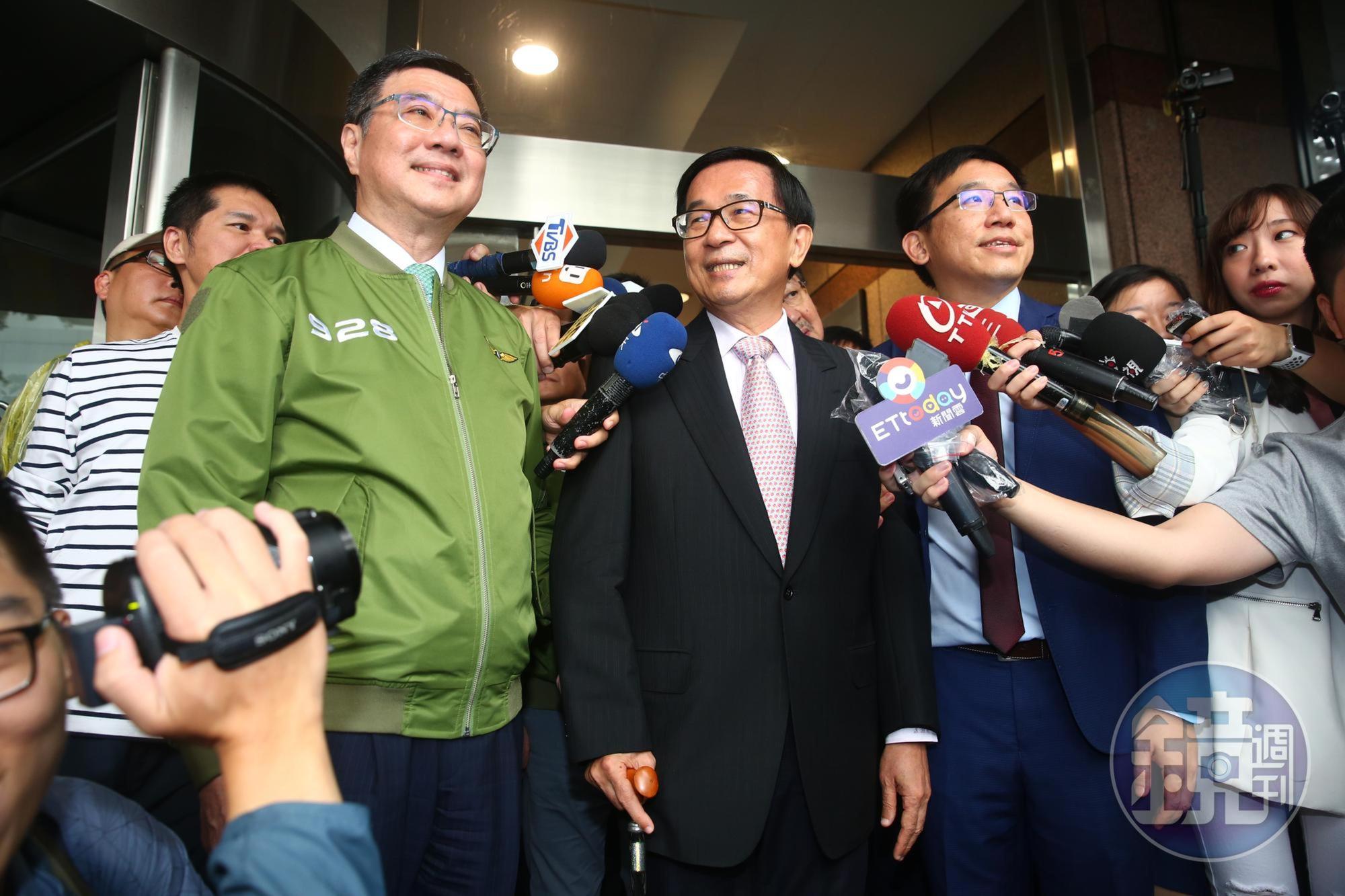 前總統陳水扁(中)昨在民進黨主席卓榮泰(左)陪同下參觀黨慶台灣派對活動。