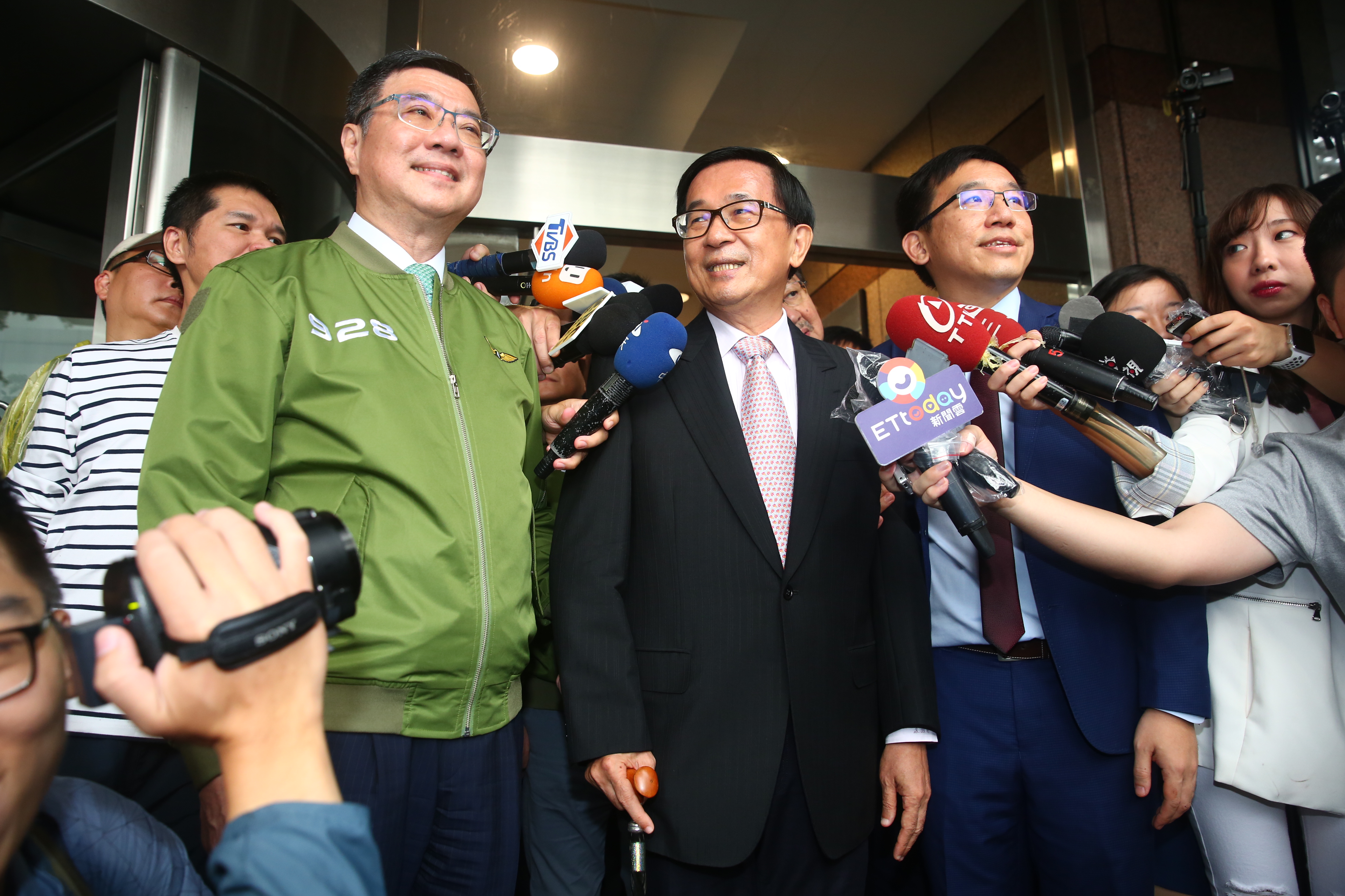 前總統陳水扁（中）昨在民進黨主席卓榮泰（左）陪同下參觀黨慶台灣派對活動。