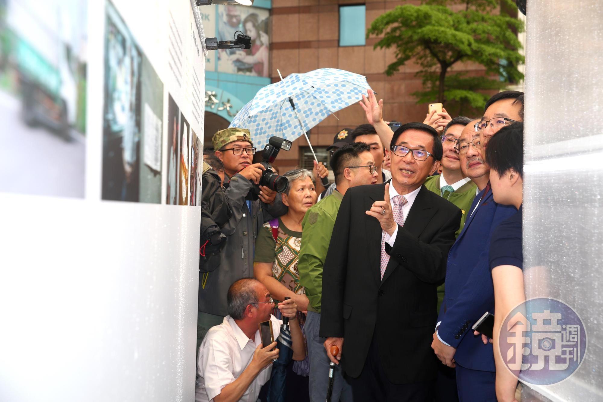 陳水扁參觀民進黨黨慶展覽活動。