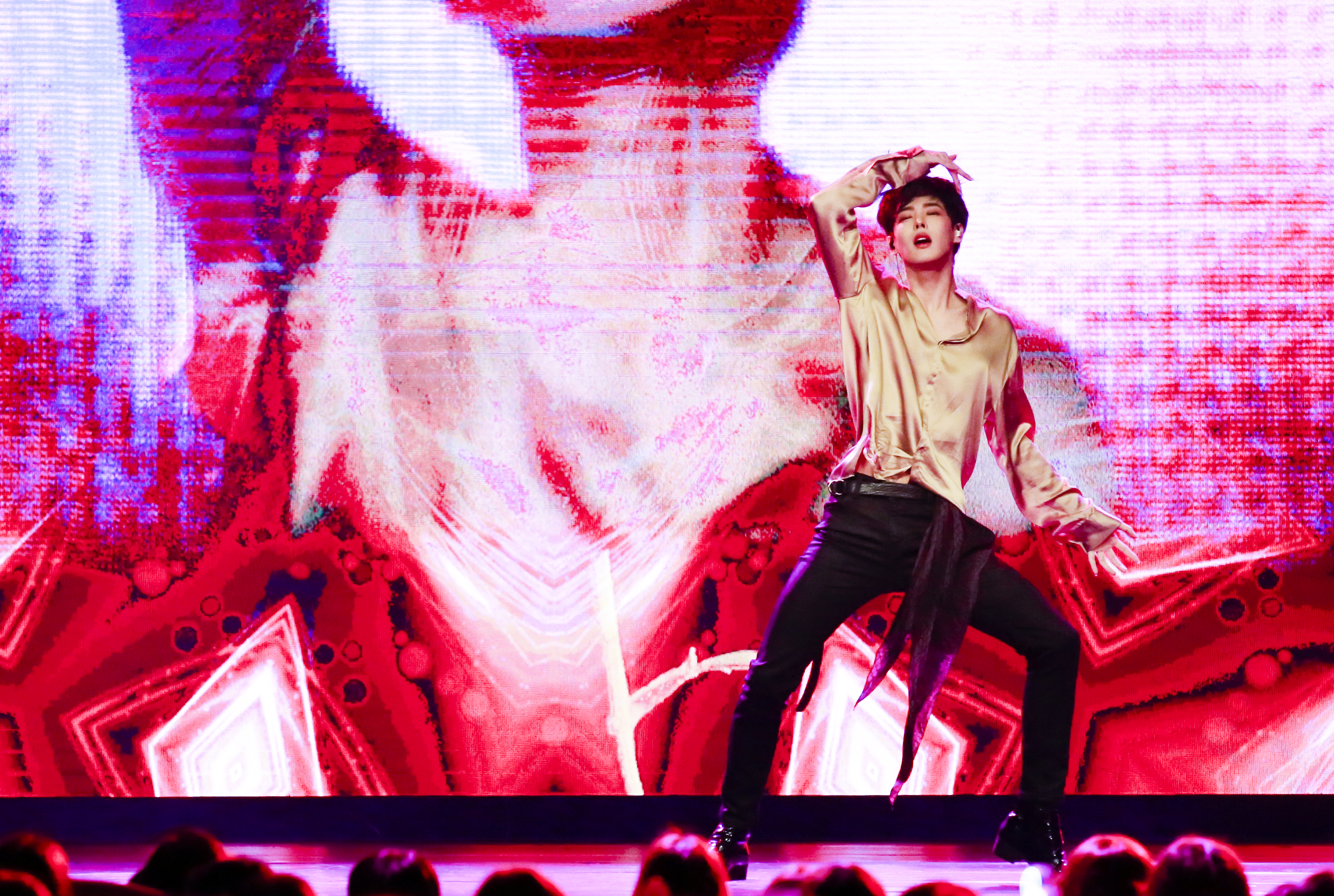 崔秉燦以尚恩曼德斯與卡蜜拉合唱的〈Señorita〉開場帶來性感熱舞。