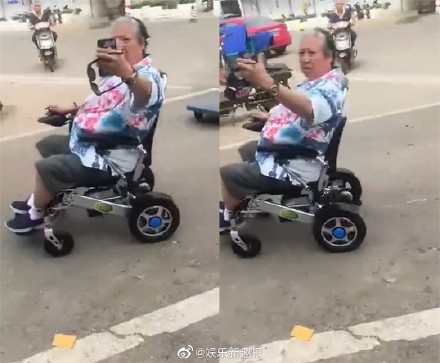 洪金寶以前就曾被網友在大馬路上偷拍坐輪椅行動的樣貌。(翻攝自娛樂新趣報微博)