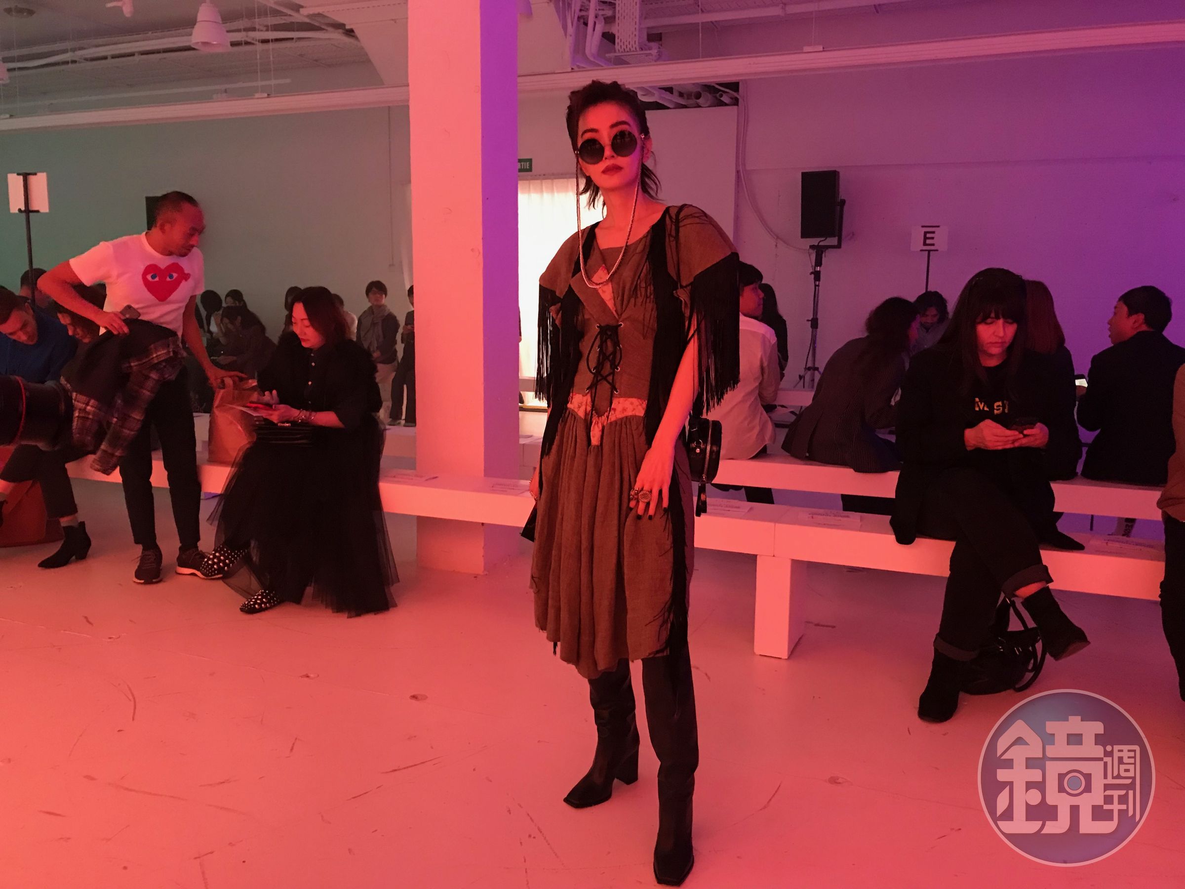 謝金燕戴著黑色圓框太陽眼鏡，在巴黎現身VIVIENNE WESTWOOD秀場。
