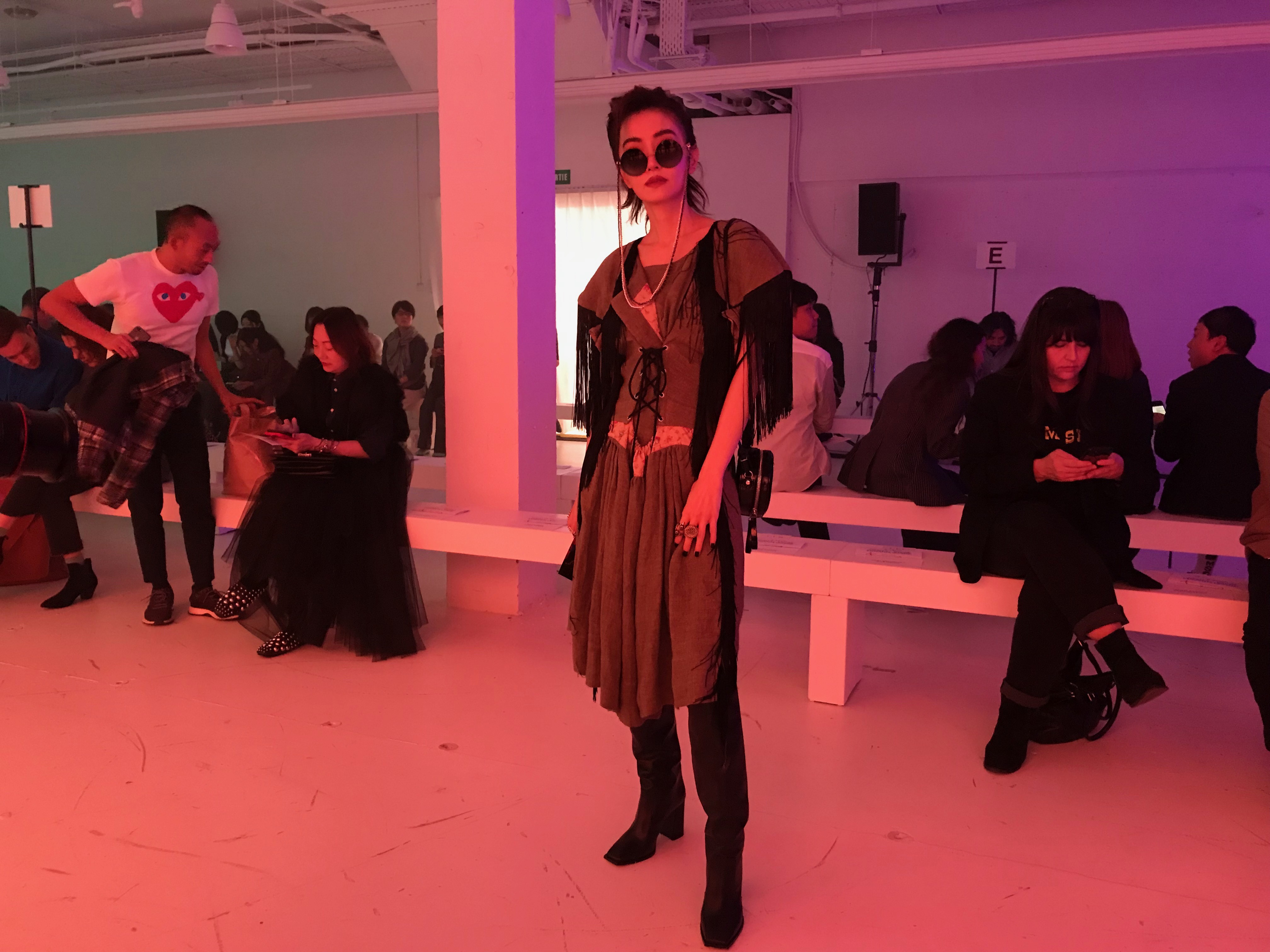 謝金燕戴著黑色圓框太陽眼鏡，在巴黎現身VIVIENNE WESTWOOD秀場。