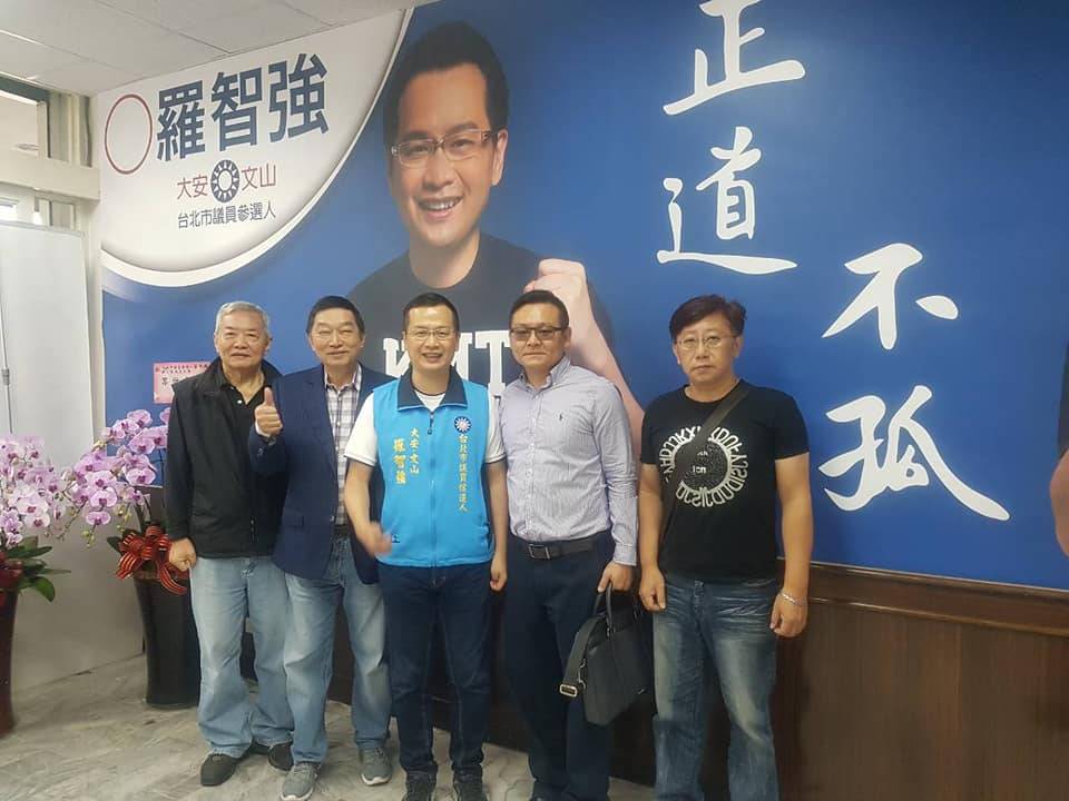 胡志偉臉書上曾與多名藍營政治人物合影。（翻攝胡志偉臉書）