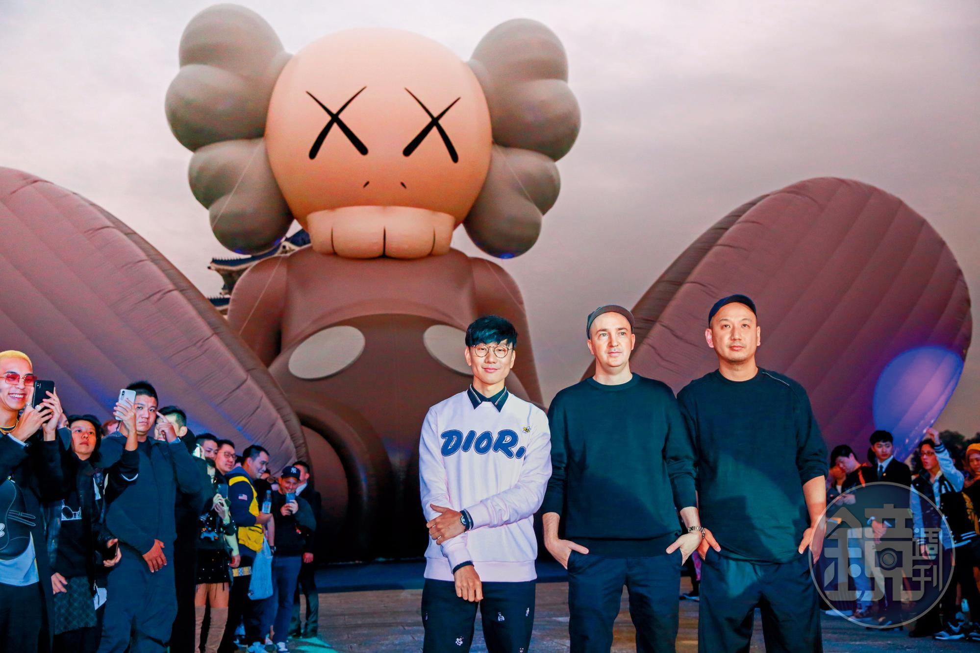 和周杰倫一樣愛好藝術,林俊傑(左)和藝術家KAWS(中)合作在台灣辦展。(翻攝自林俊傑IG)