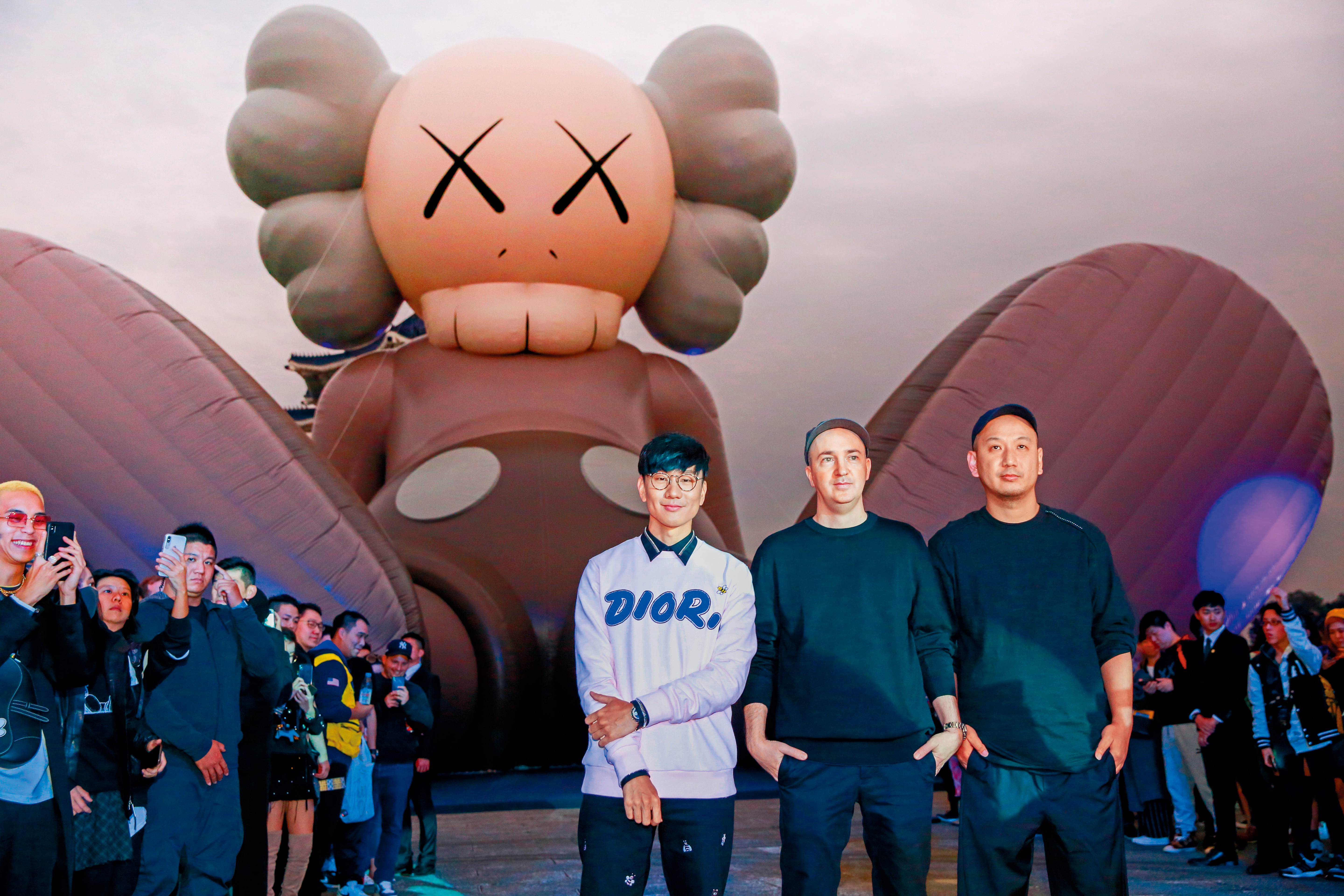 和周杰倫一樣愛好藝術，林俊傑（左）和藝術家KAWS（中）合作在台灣辦展。（翻攝自林俊傑IG）
