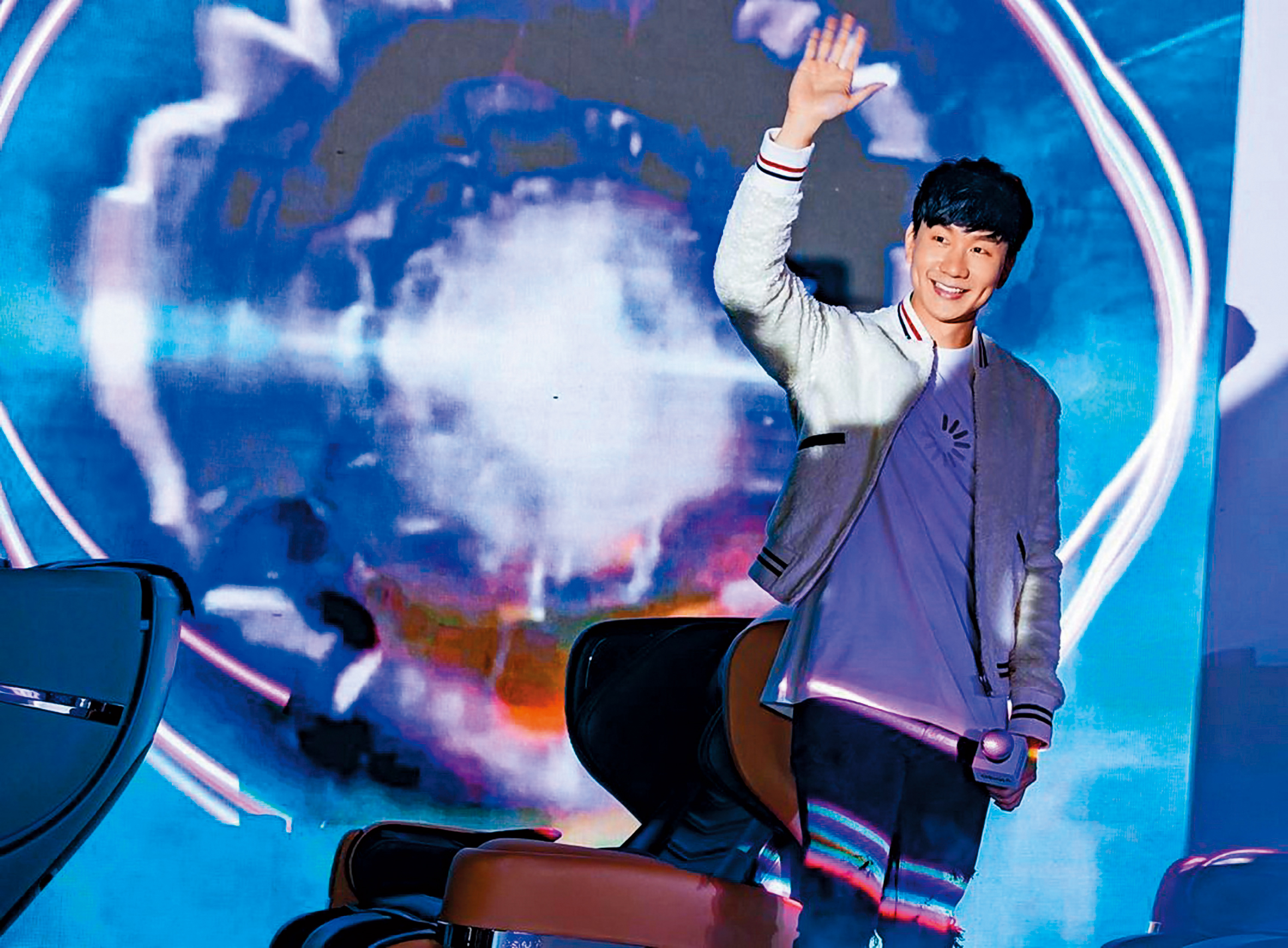 林俊傑年收粗估超過新台幣三億元，出手也愈來愈闊綽，今年又撒了二億元購買內湖豪宅。