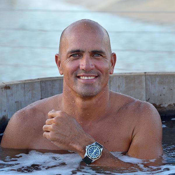 有衝浪界喬丹之稱的美國衝浪好手Kelly Slater,這次和百年靈合作Superocean Outerknown超級海洋潛水錶,ECONYL®環保材質的五種顏色NATO帶也是話題。