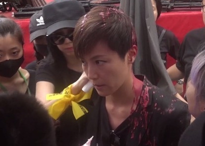 何韻詩昨(29日)在媒體採訪時被潑紅漆,晚間在臉書發文報平安。(翻攝自ETtoday)