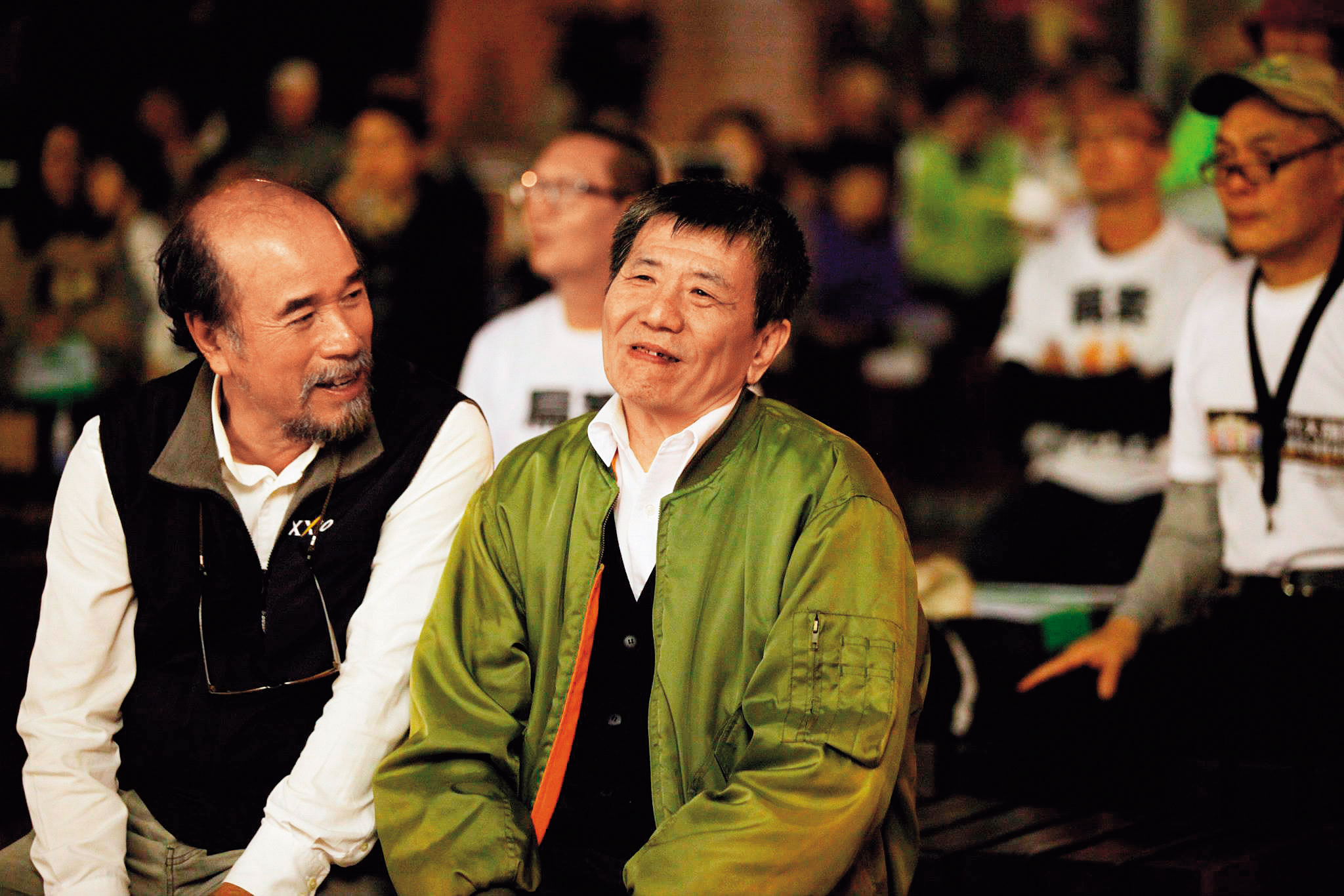 蔡啟芳（右）曾任立委、國代及布袋鎮長，昔日立院並稱為三寶之一，具有全國知名度，他卸下民代身分後，一度在嘉義開小吃店。（翻攝李述儒臉書）