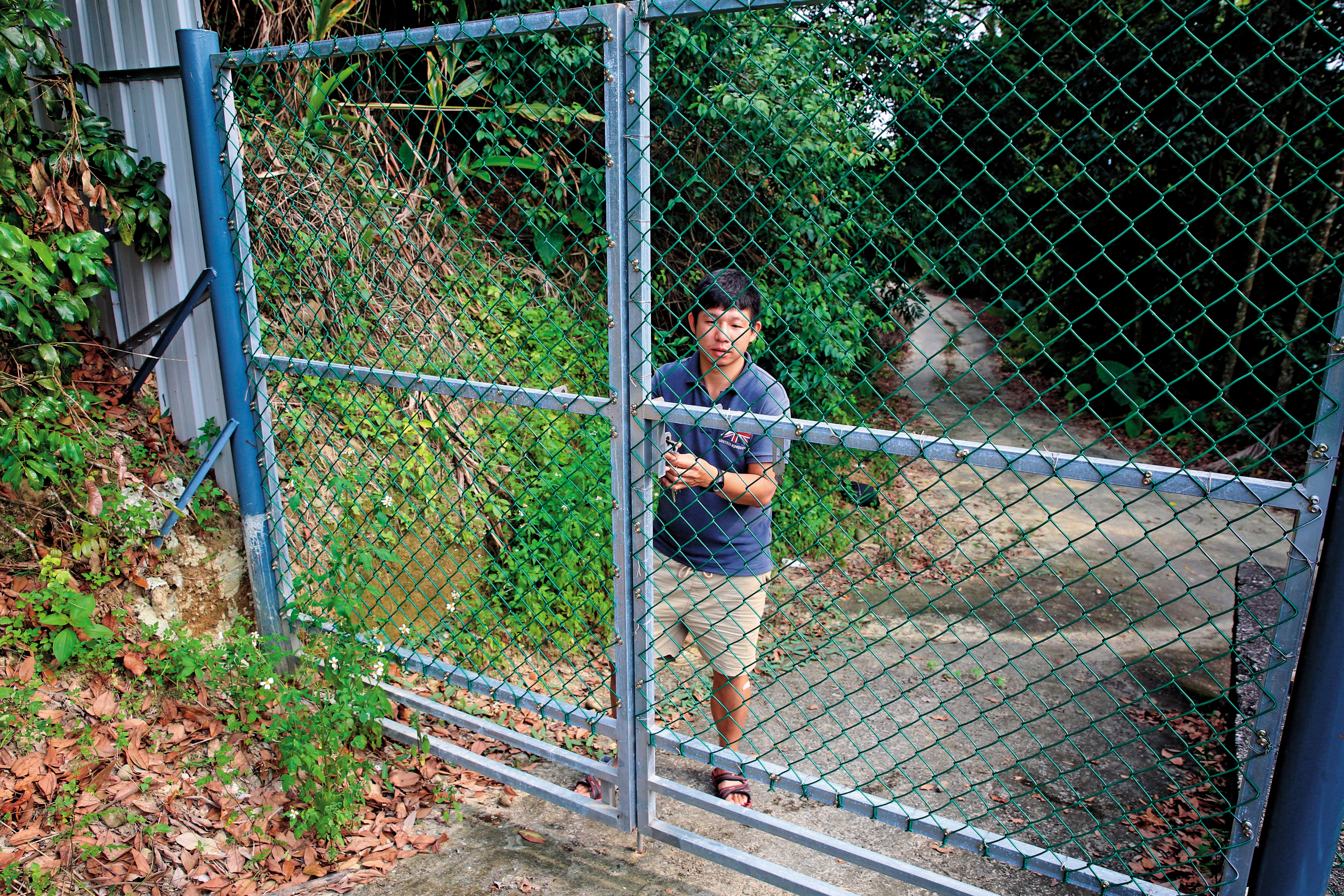 蔡易餘爺爺祖墳傳出侵占糾紛，劉姓地主（圖）已在入口處設下柵欄，並張貼公告，要求蔡家後代子孫出面處理。