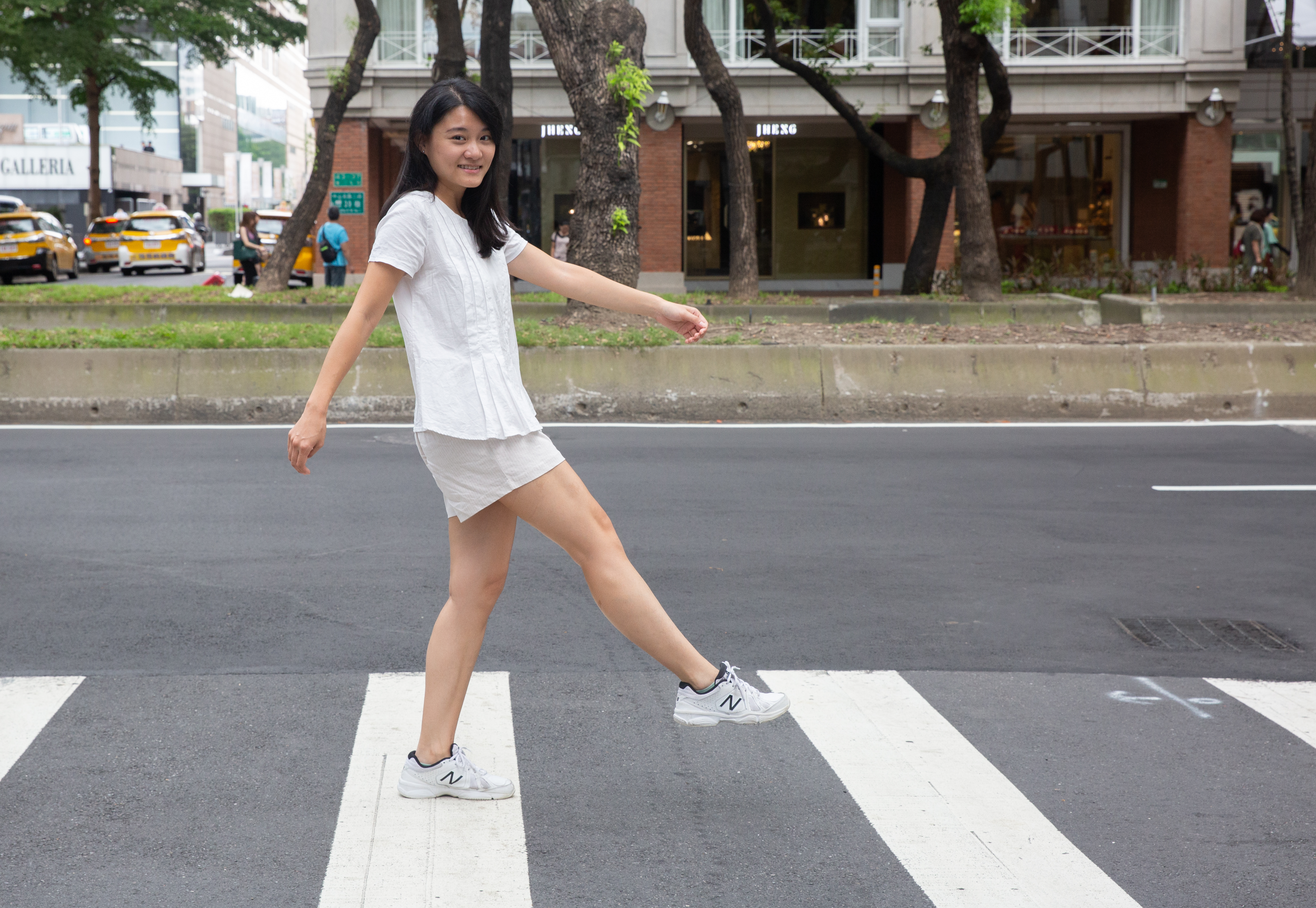 邱子瑜過去行動不便，過馬路走得太慢常差點被車撞，現在換了新關節，過馬路不再有危險，只是看到紅綠燈仍會緊張。 