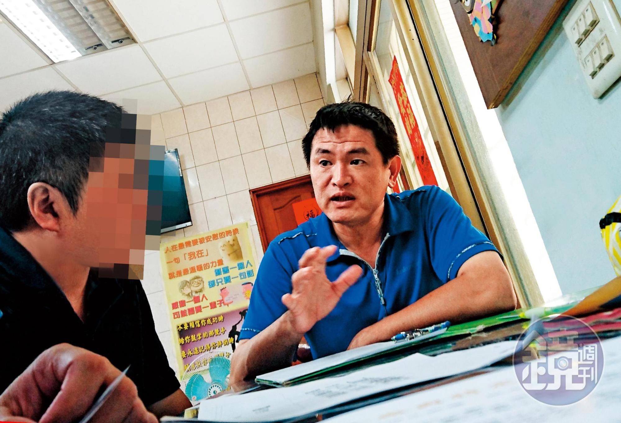 台南市議長郭信良服務處主任黃龍生（右），向記者保證15萬元便能讓非法工廠就地合法，不成可全額退費。