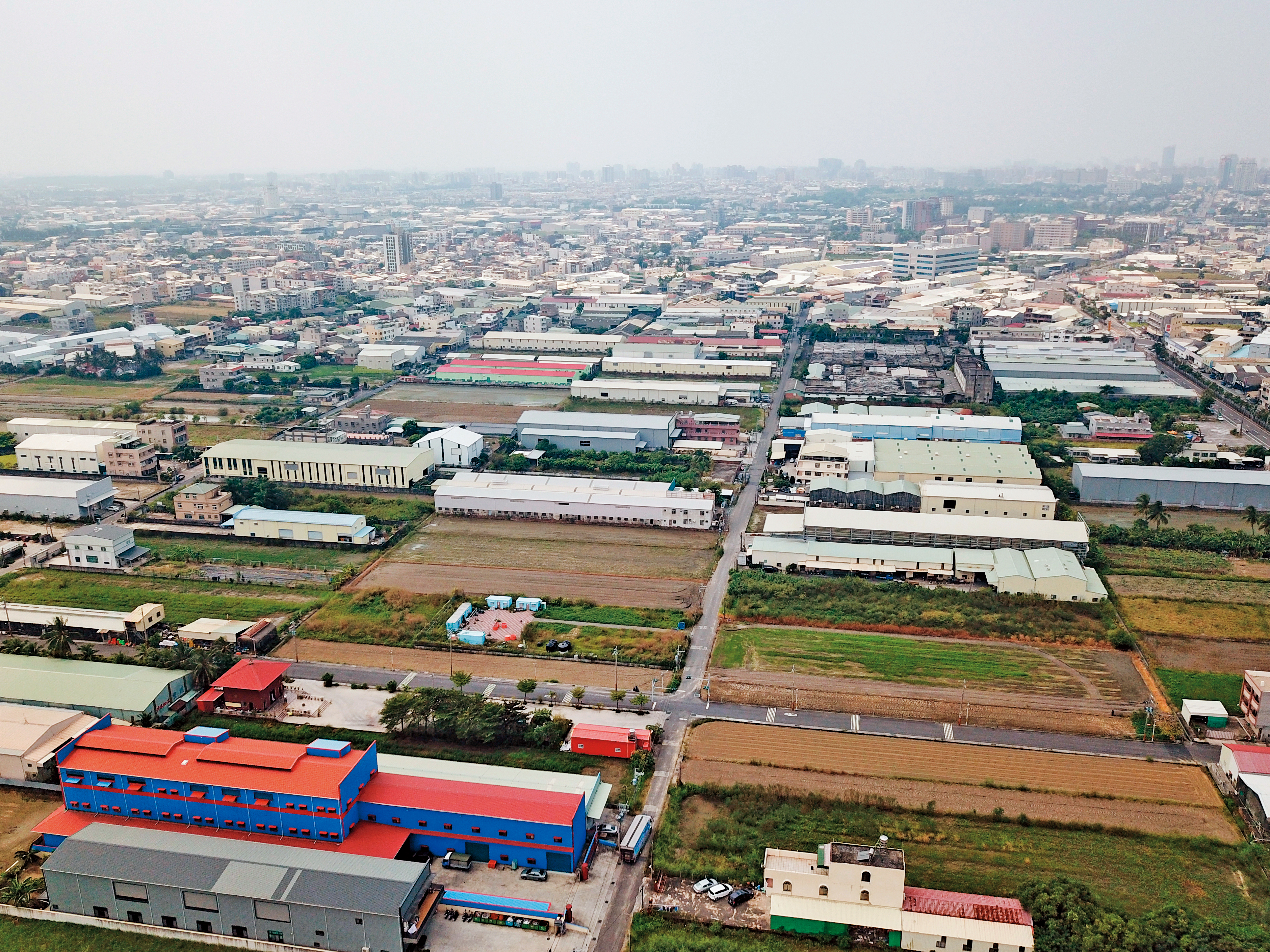 台南永康地區眾多矗立在農田裡的非法工廠，如今有望就地合法。