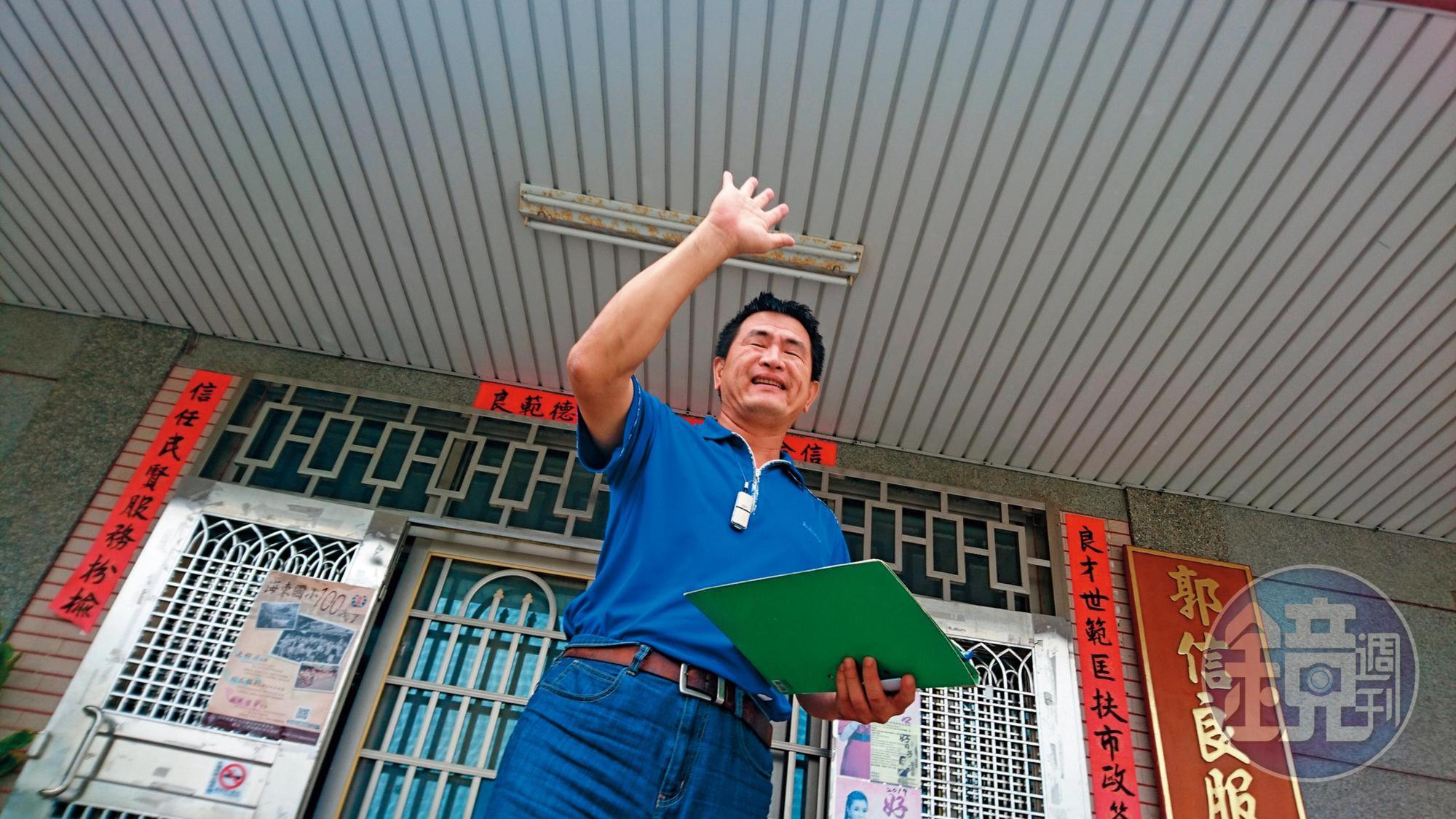 黃龍生親送記者到服務處門口，仍不忘積極提醒要相約勘查工廠。