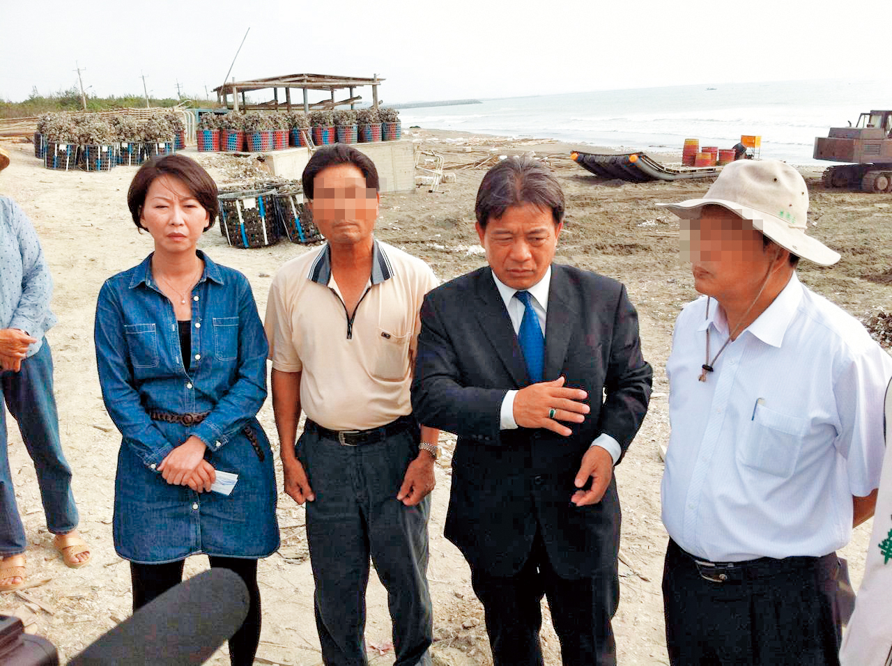 郭信良（右2）與立委陳亭妃（左）在「滅香事件」中，遭暗指傷害小英政府。（翻攝郭信良臉書）