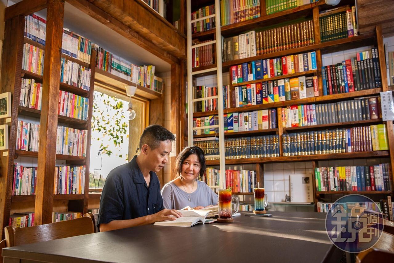 二面挑高的大書牆，是老闆Demos的個人收藏，大方展示給遊客欣賞。