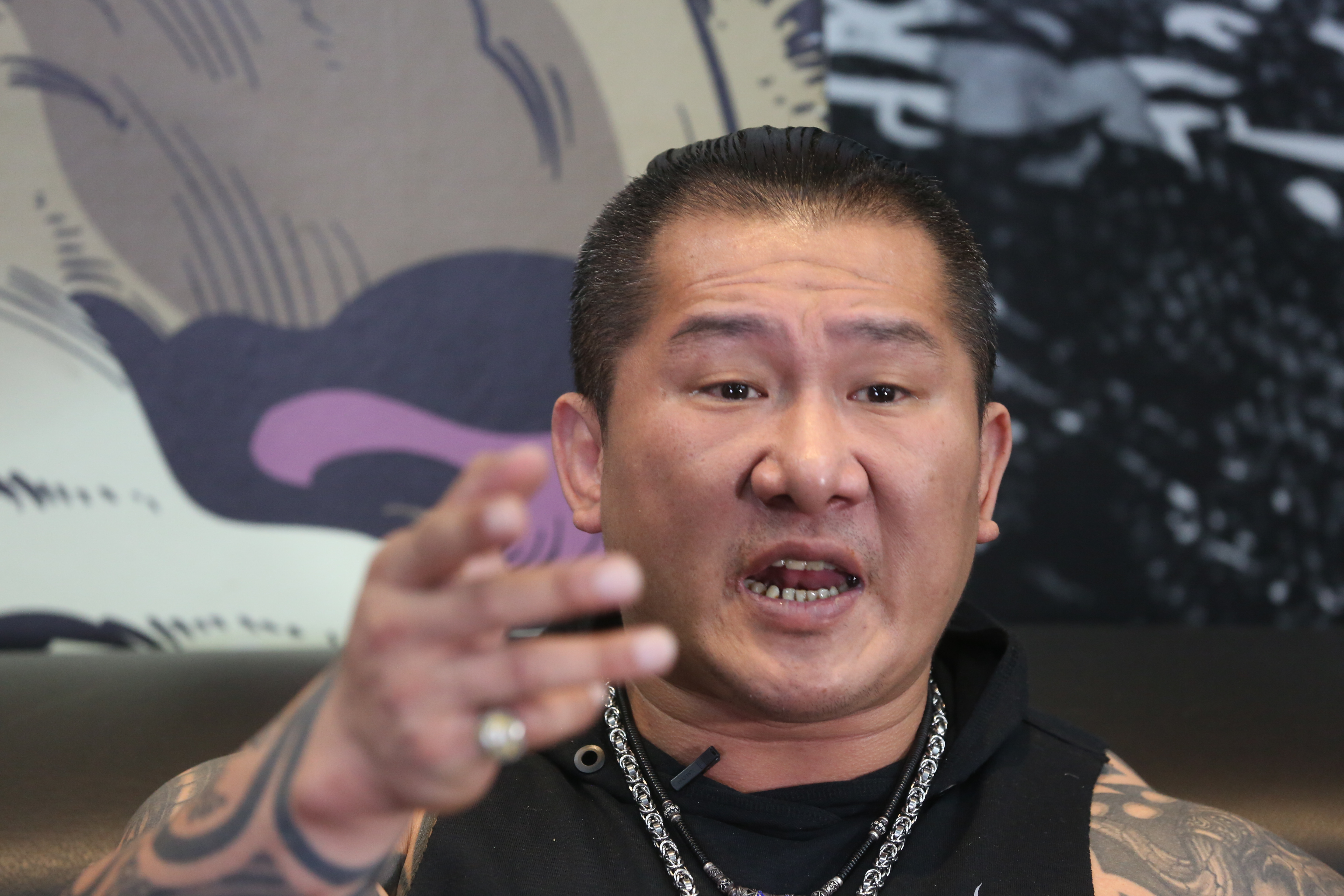 「館長」陳之漢透露自己遭到潑糞和開槍威脅。