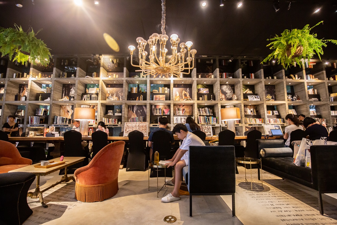 挑高的空間、大型的水泥書架、專注看書的人，是「樂樂書屋LELE BOOKS HOUSE」最吸引人之處。