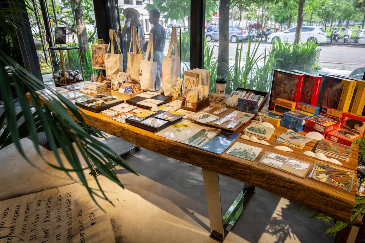 提供友善地球的文創產品銷售。