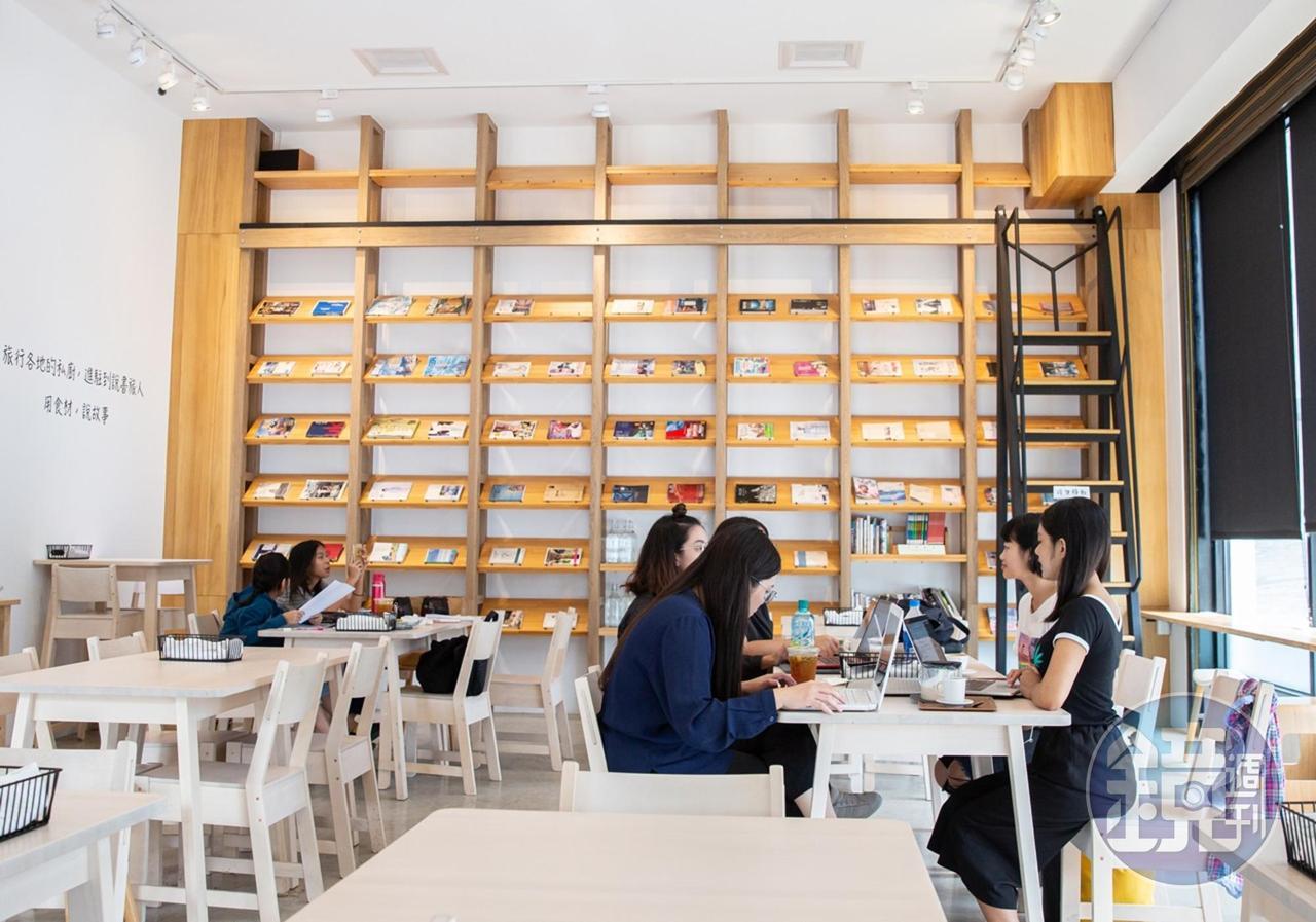 挑高明亮的空間，一走進店裡就能感覺舒適。