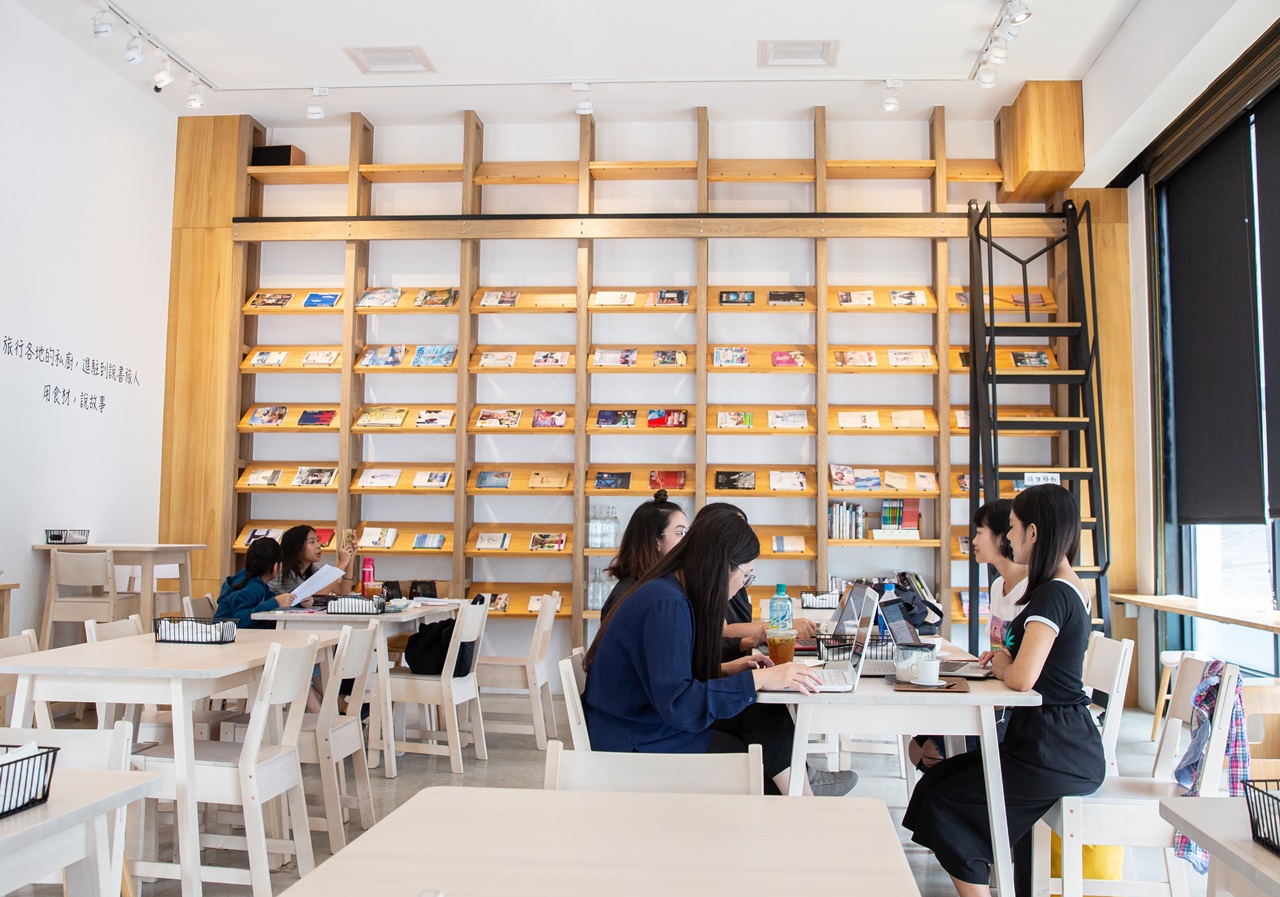 挑高明亮的空間，一走進店裡就能感覺舒適。