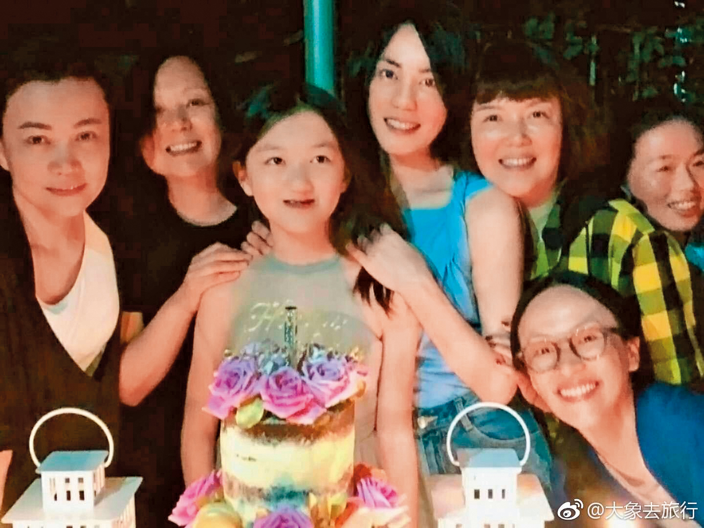 王菲(左四)相當寵溺李嫣,去年幫李嫣慶生,今年愛女生日她卻缺席了。(翻攝自大象去旅行微博)