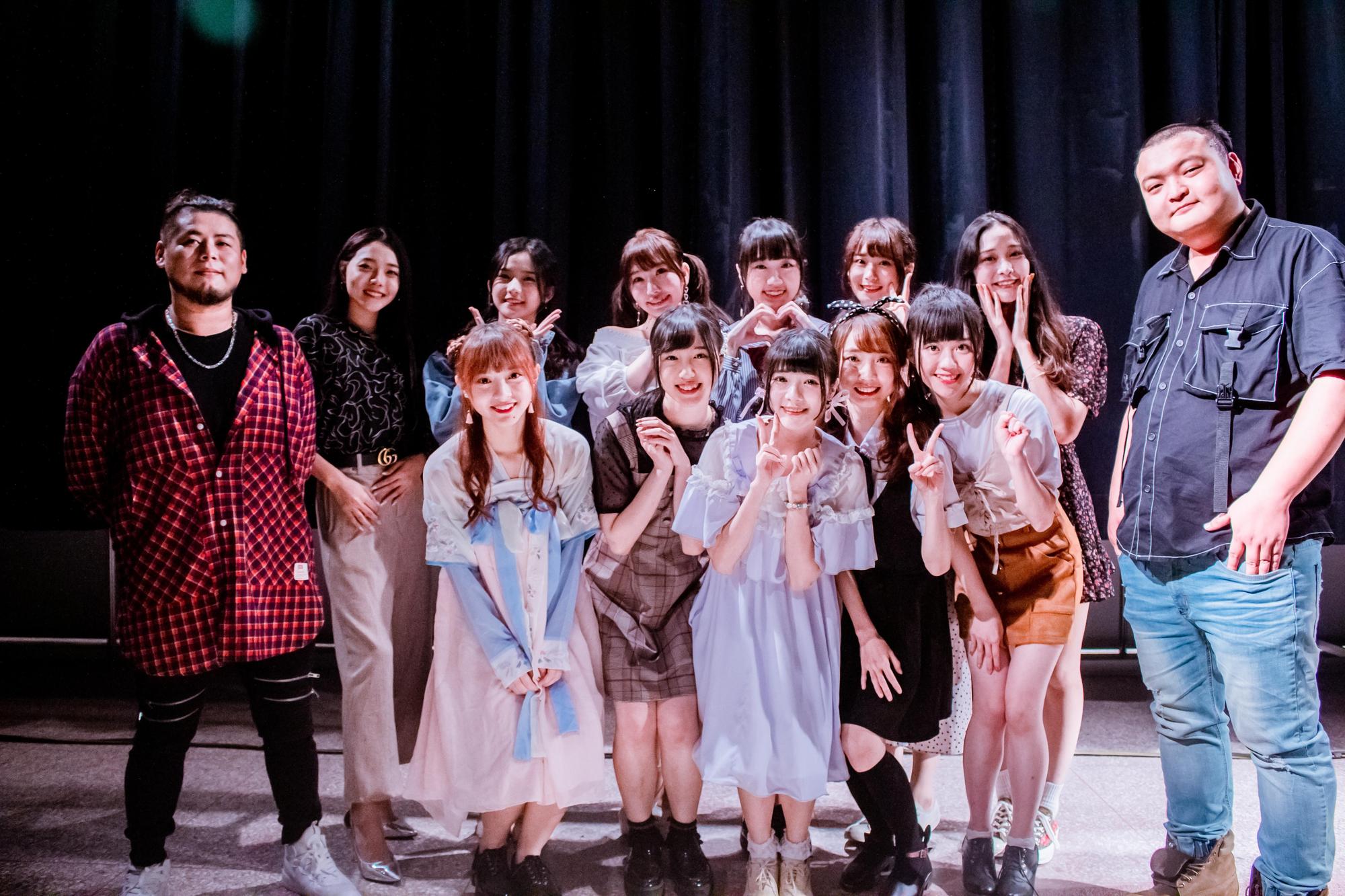網路人氣youtuber「在不瘋狂就等死-否希、婷婷」現身AKB48 Team TP握手會現場。(好言娛樂)