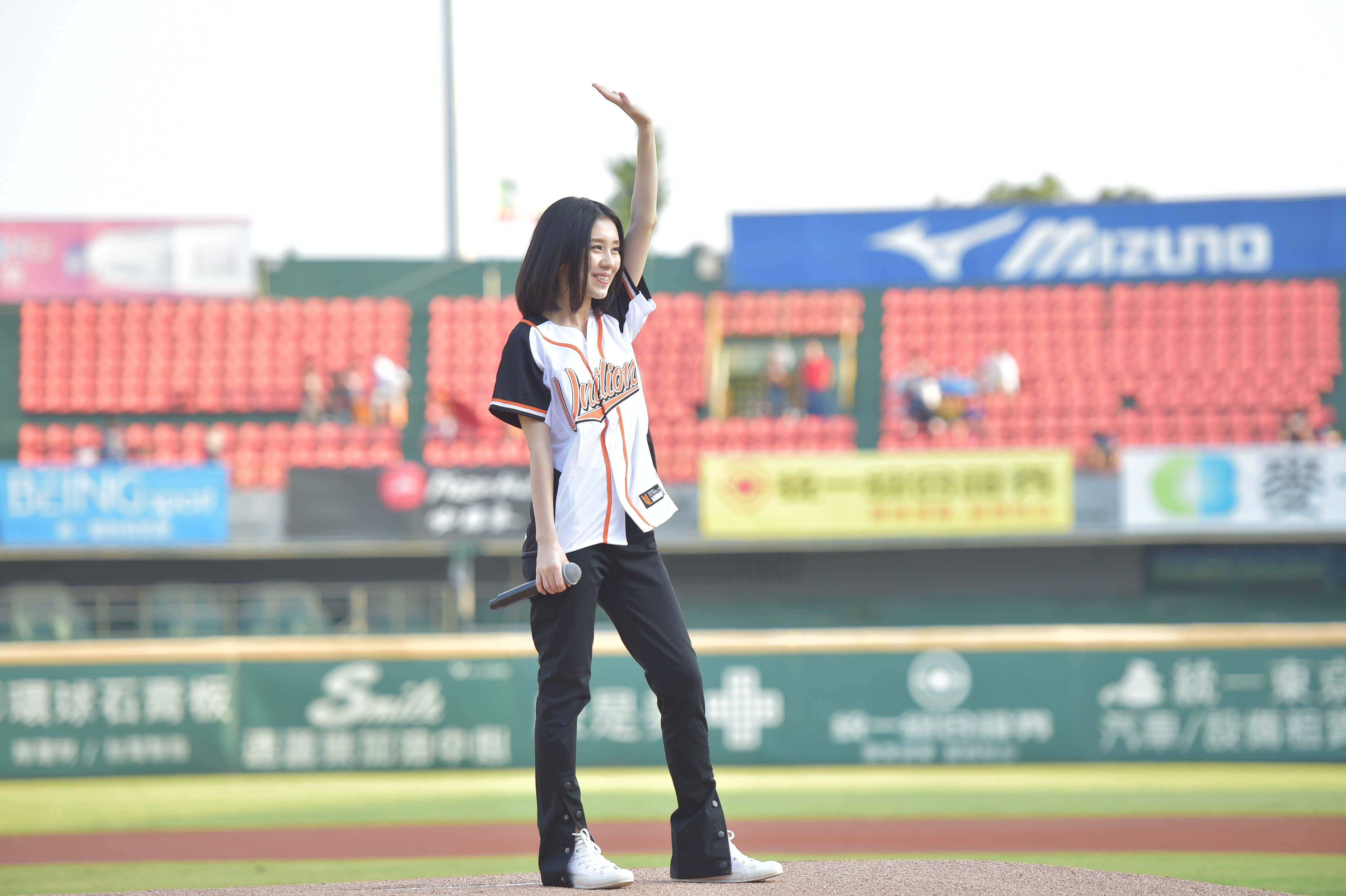 白安演唱經典歌曲〈是什麼讓我遇見這樣的你〉時，引發全場大合唱。（統一7-ELEVEn 獅 棒球隊提供）