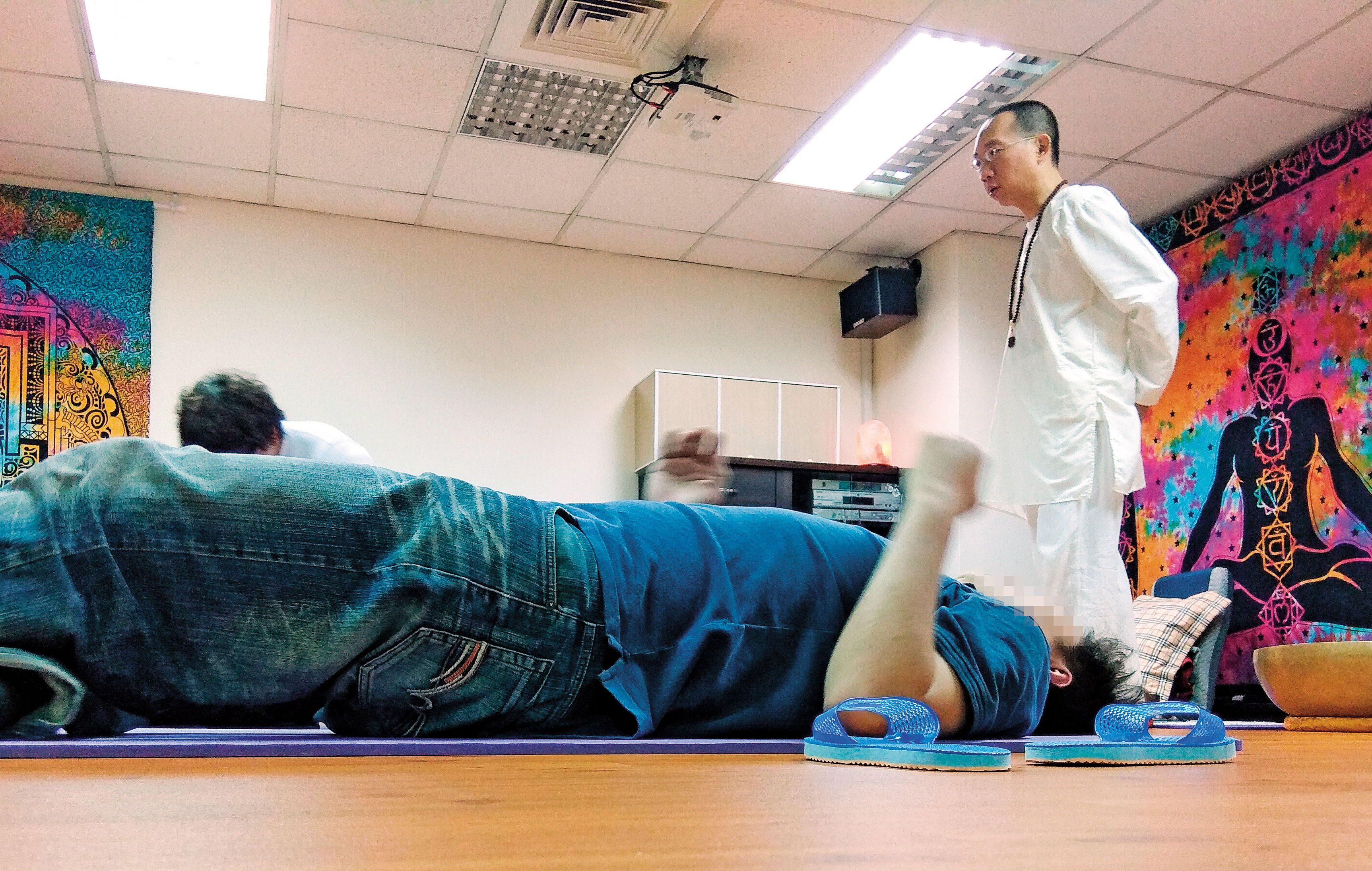 課程一開始，許台融要學員先躺下聽輕音樂，宣稱可以去除身上的負能量。