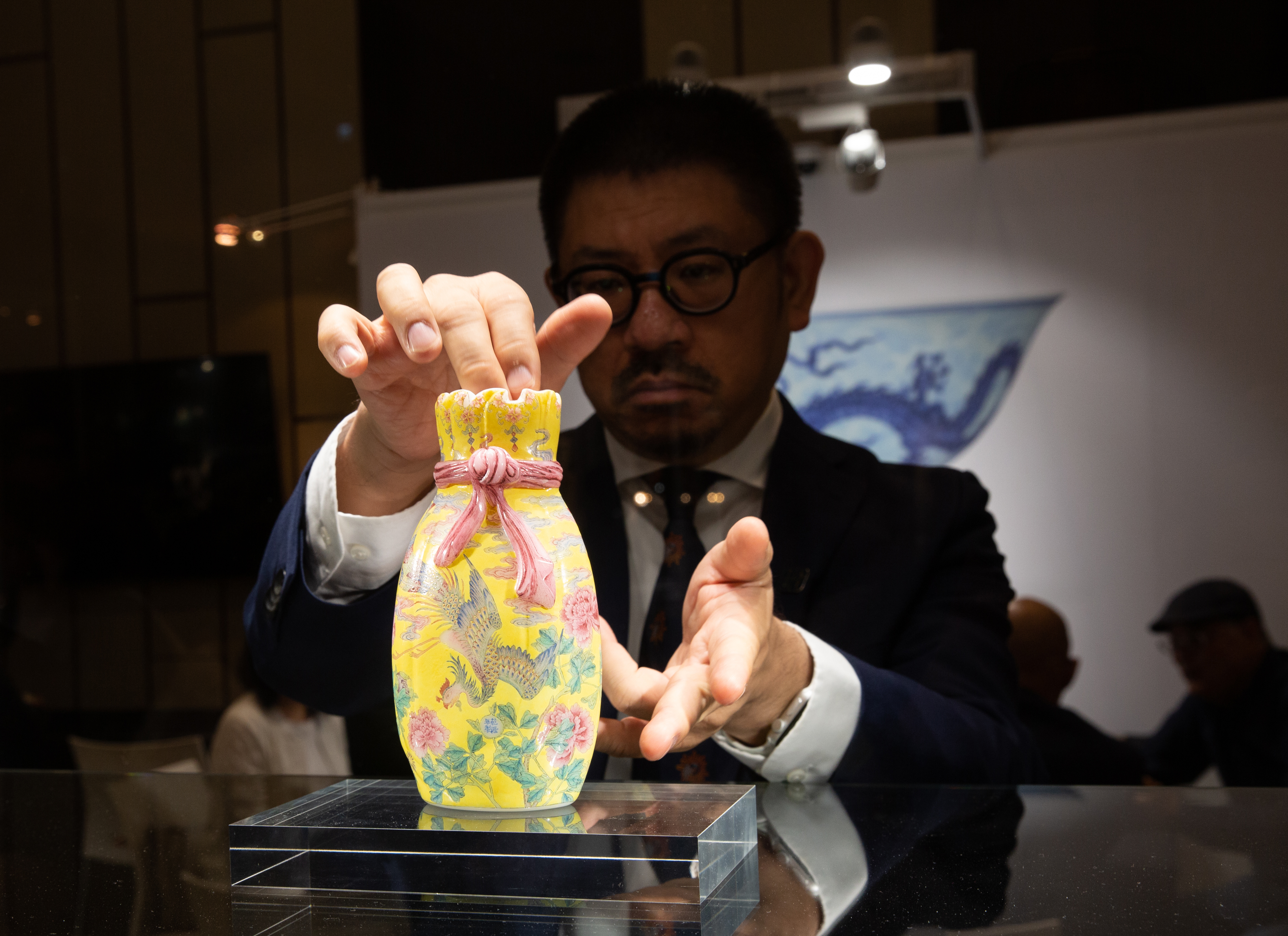 今年香港藝術品秋拍本週登場，其中最受矚目的就是「清乾隆料胎黃地畫琺瑯鳳舞牡丹包袱瓶」。