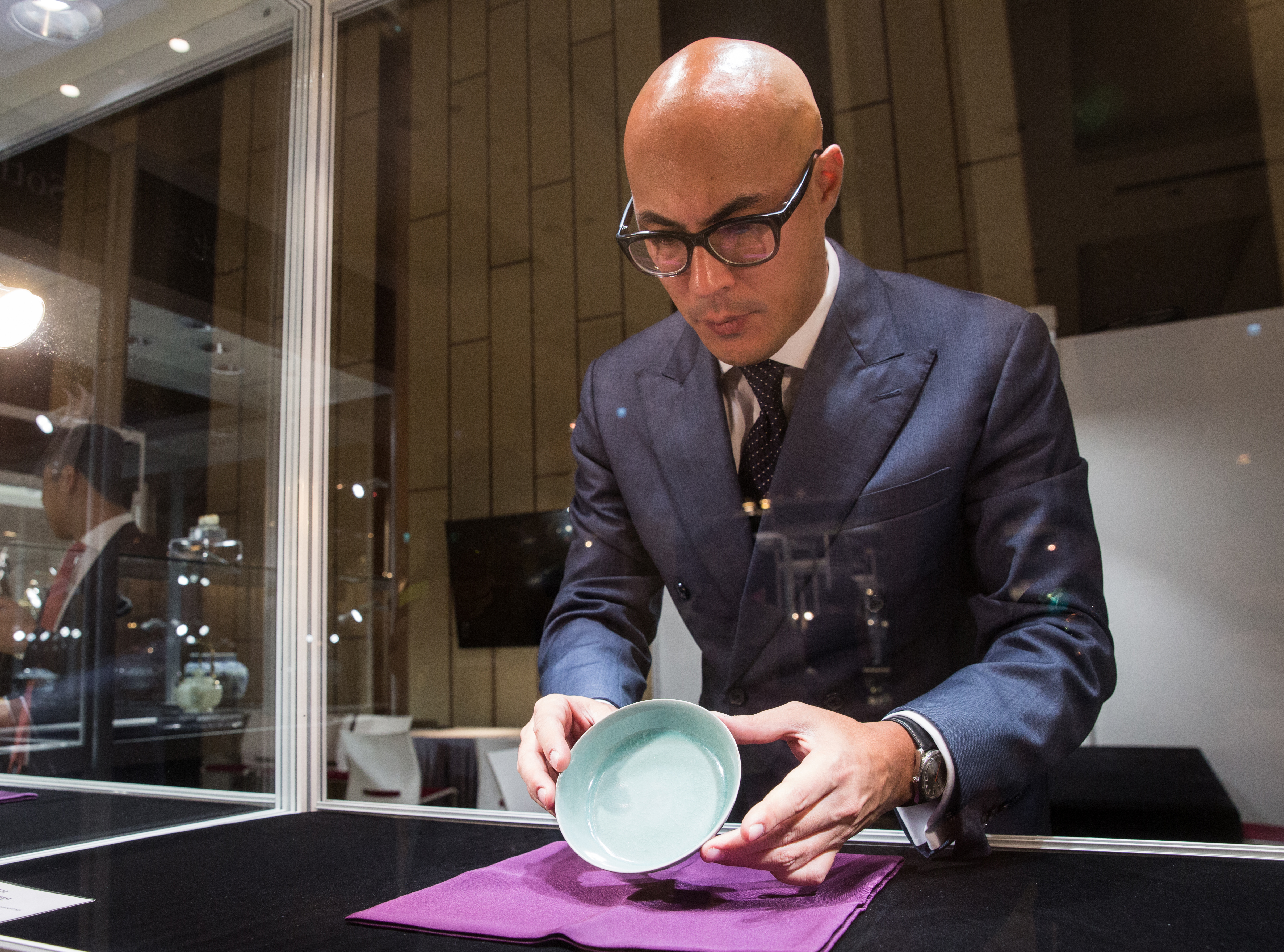 2017年「北宋汝窯天青釉洗」在蘇富比以2.94億元港幣（約新台幣11.6億元）天價拍出。