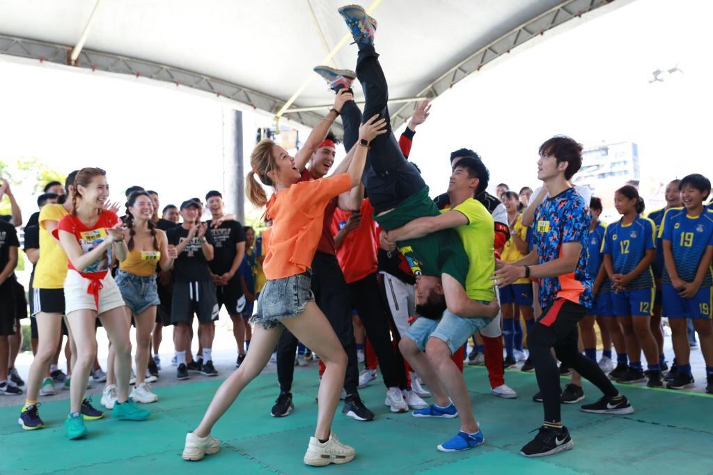 胡瓜在眾人擁簇之下，成功做出高難度舞蹈動作，現場觀眾為之歡呼！（民視）