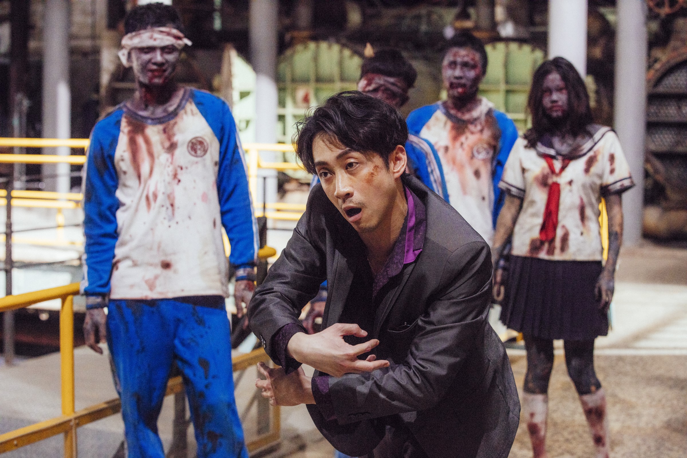 陳漢典是《江湖無難事》戲中戲的活屍片男主角，拍攝現場還義務示範給活屍臨演，活屍到底該怎麼走路。（華映娛樂提供）