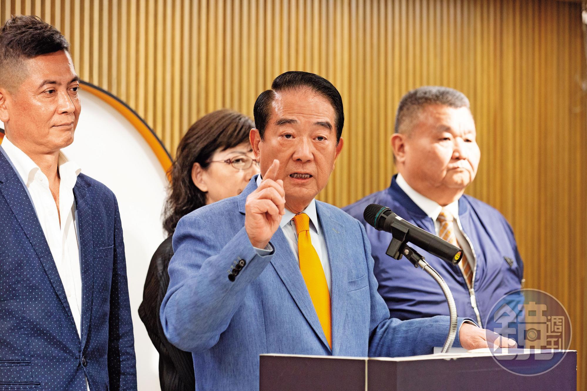 因一張總統大選門票，讓近半年未在政壇上曝光的宋楚瑜，再度成為牽動藍綠政局的關鍵。