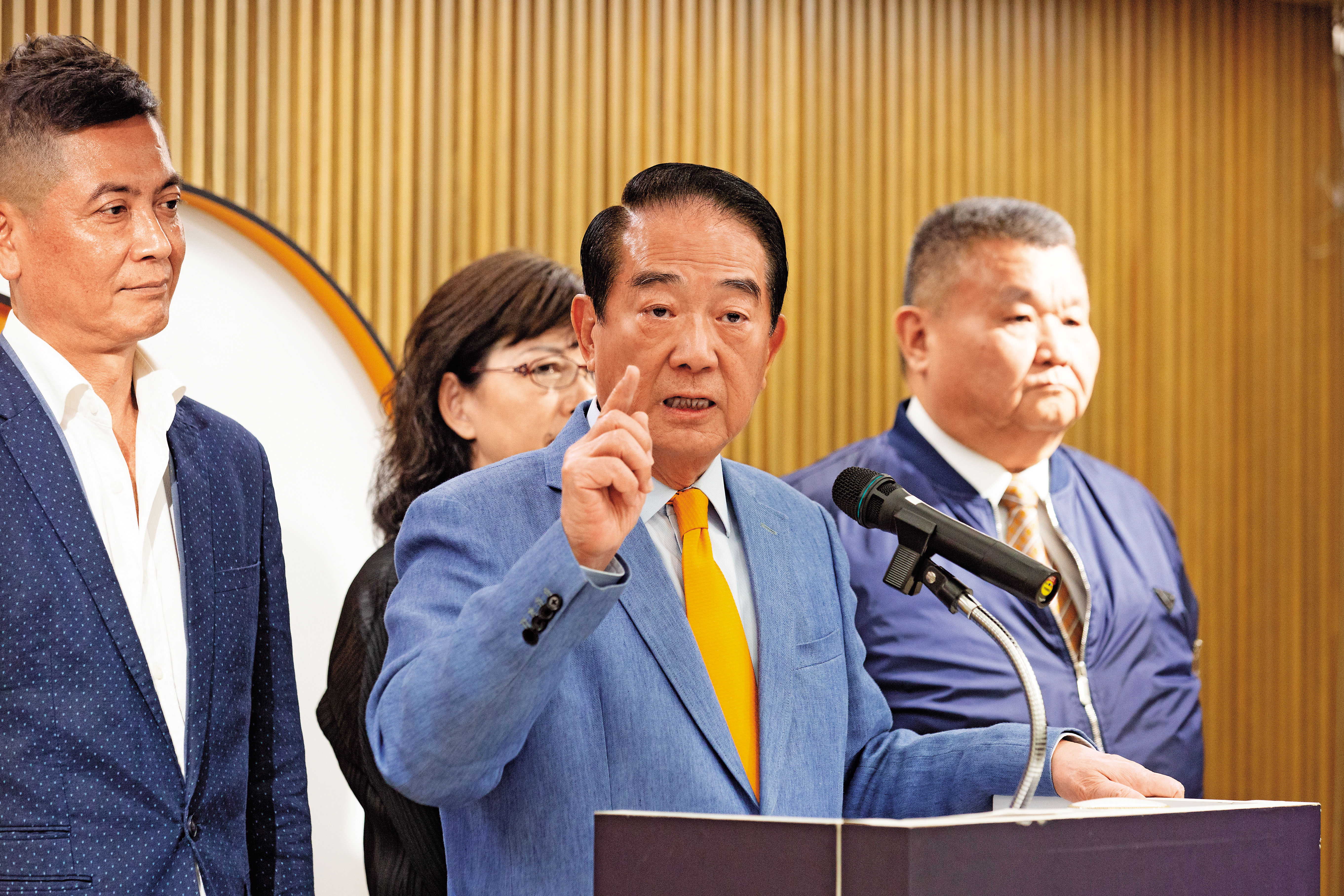 因一張總統大選門票，讓近半年未在政壇上曝光的宋楚瑜，再度成為牽動藍綠政局的關鍵。