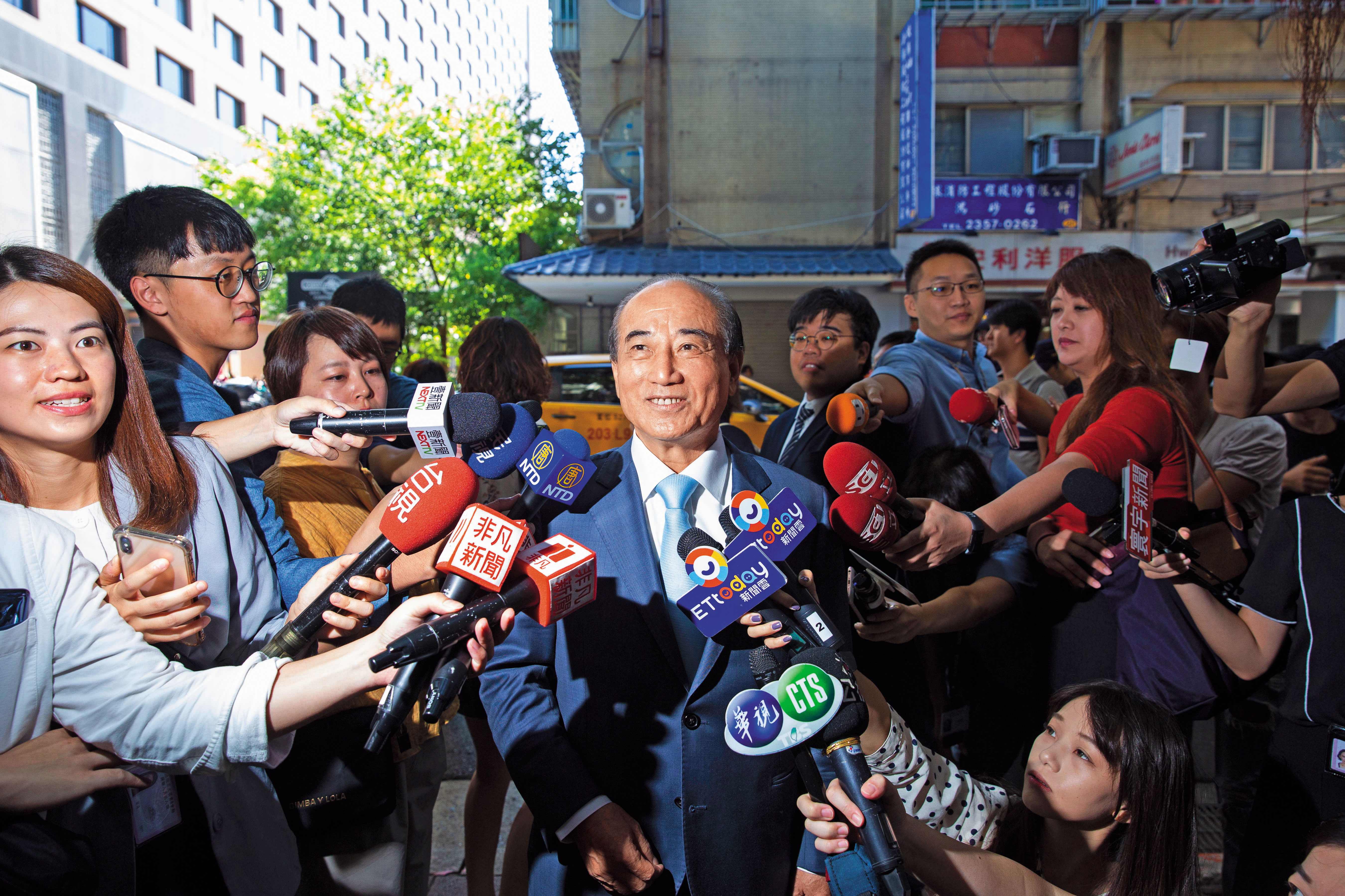 曾揚言「參選到底」的王金平,已改口要看因緣,而且只剩下與親民黨結盟的方案,才能在大選登場。