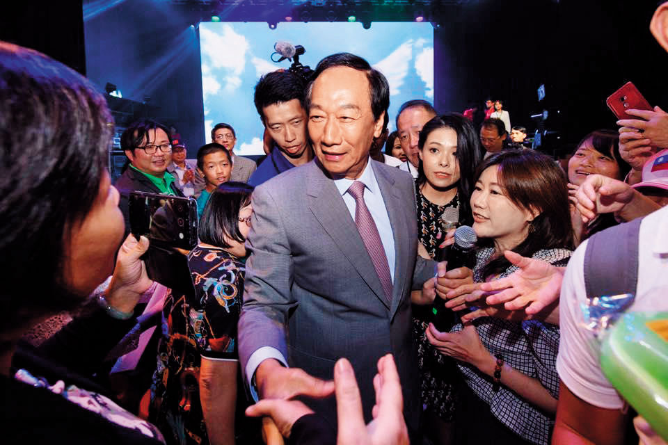 郭台銘（中）不角逐總統大位後，泛藍基層未轉向挺韓國瑜，反而期待有第3組候選人出現。（翻攝自郭台銘臉書）