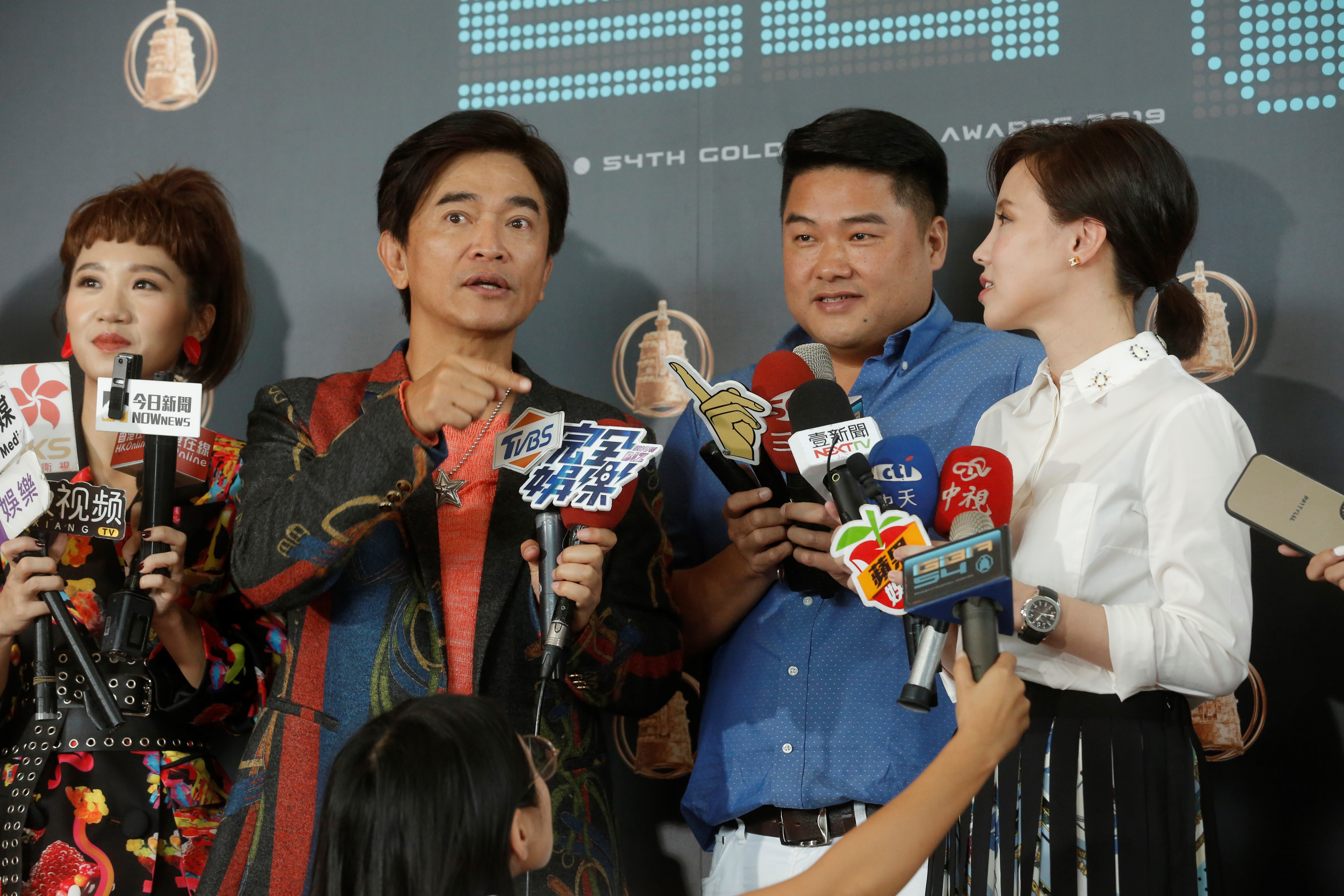 縱橫台灣娛樂圈三十多年，吳宗憲(左二)感嘆「台灣不是人待的地方」。