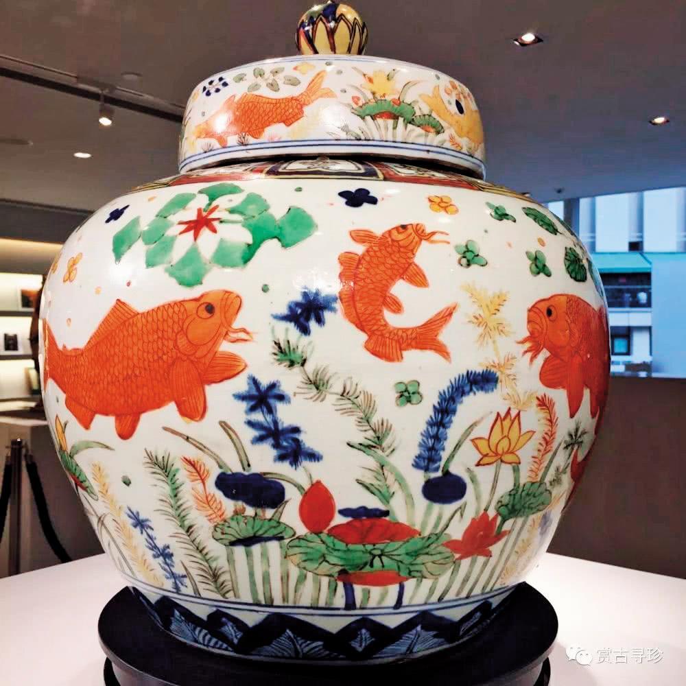 曹興誠2000年買下乾隆包袱瓶,同時買下「嘉靖五彩魚藻紋蓋罐」(圖)當作聯電在美國上市的禮物。(翻攝自騰訊新聞網)
