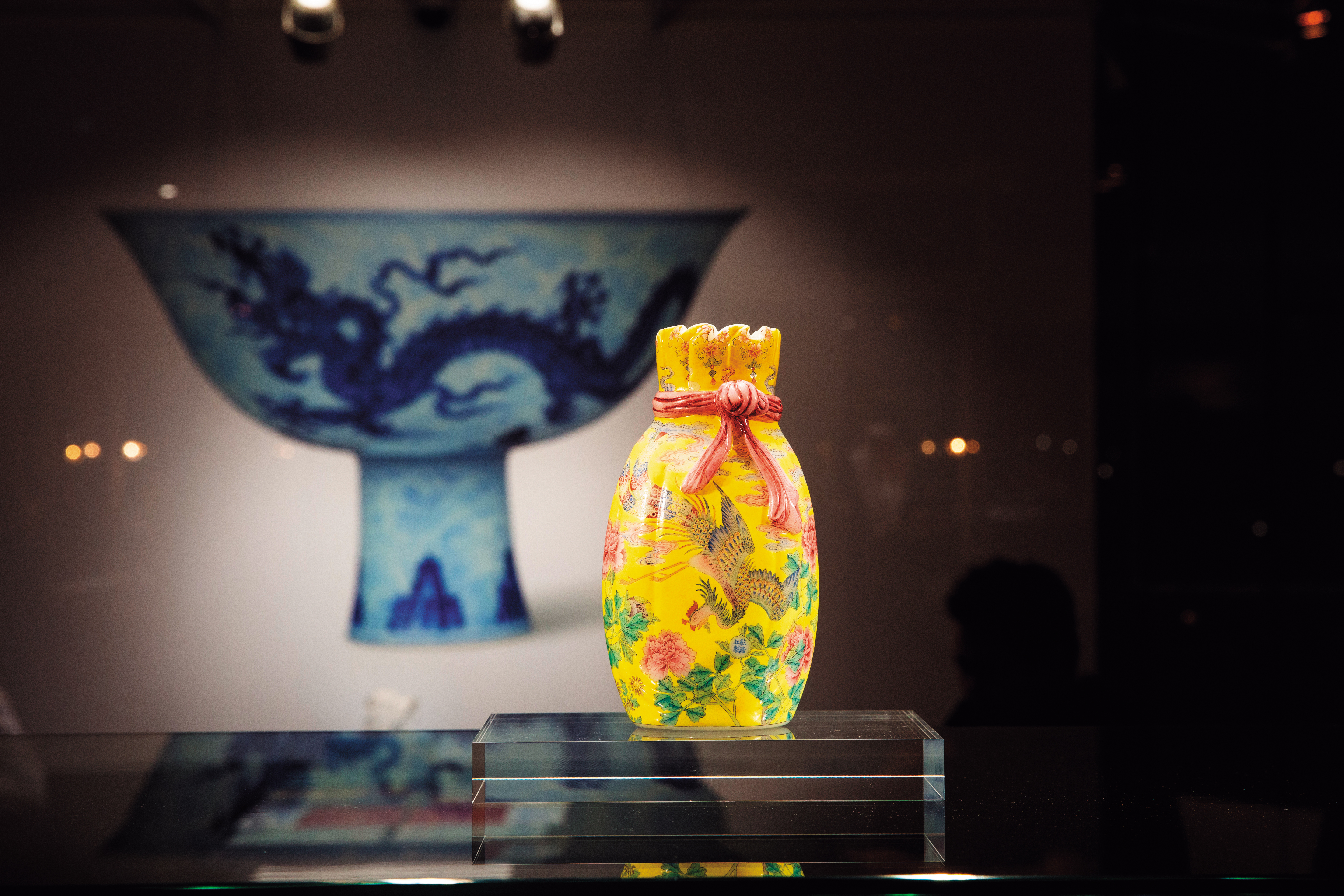  「乾隆料胎包袱瓶」相傳是乾隆為皇后製作，後為恭親王奕訢收藏，全球僅此1件，拍賣價上看港幣2億元。