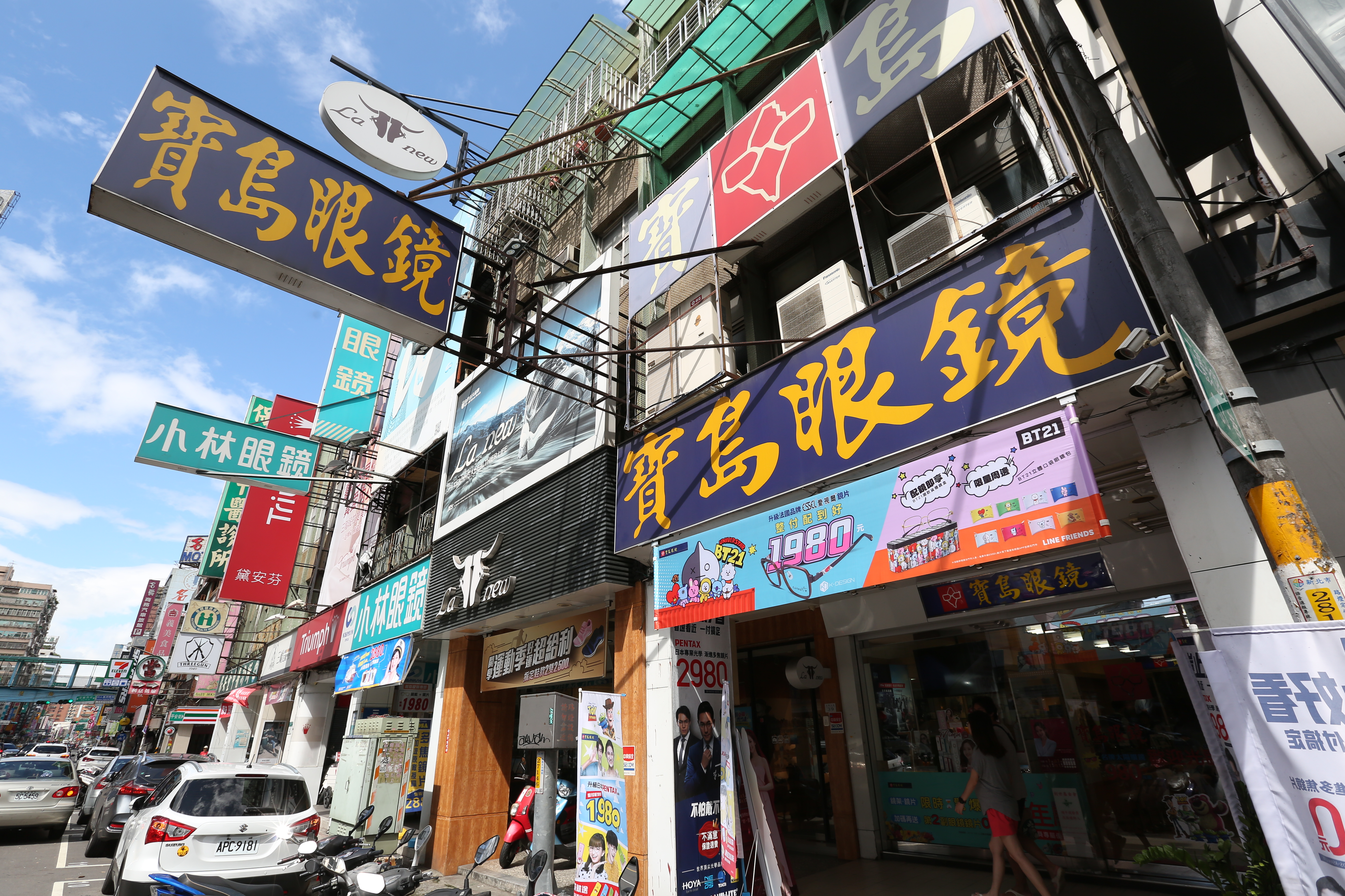 金可原本是寶島眼鏡的上游之一，直到寶島集團發生財務危機，陳志賢兄弟找上蔡國洲幫忙，希望他買下讓品牌能存活。
