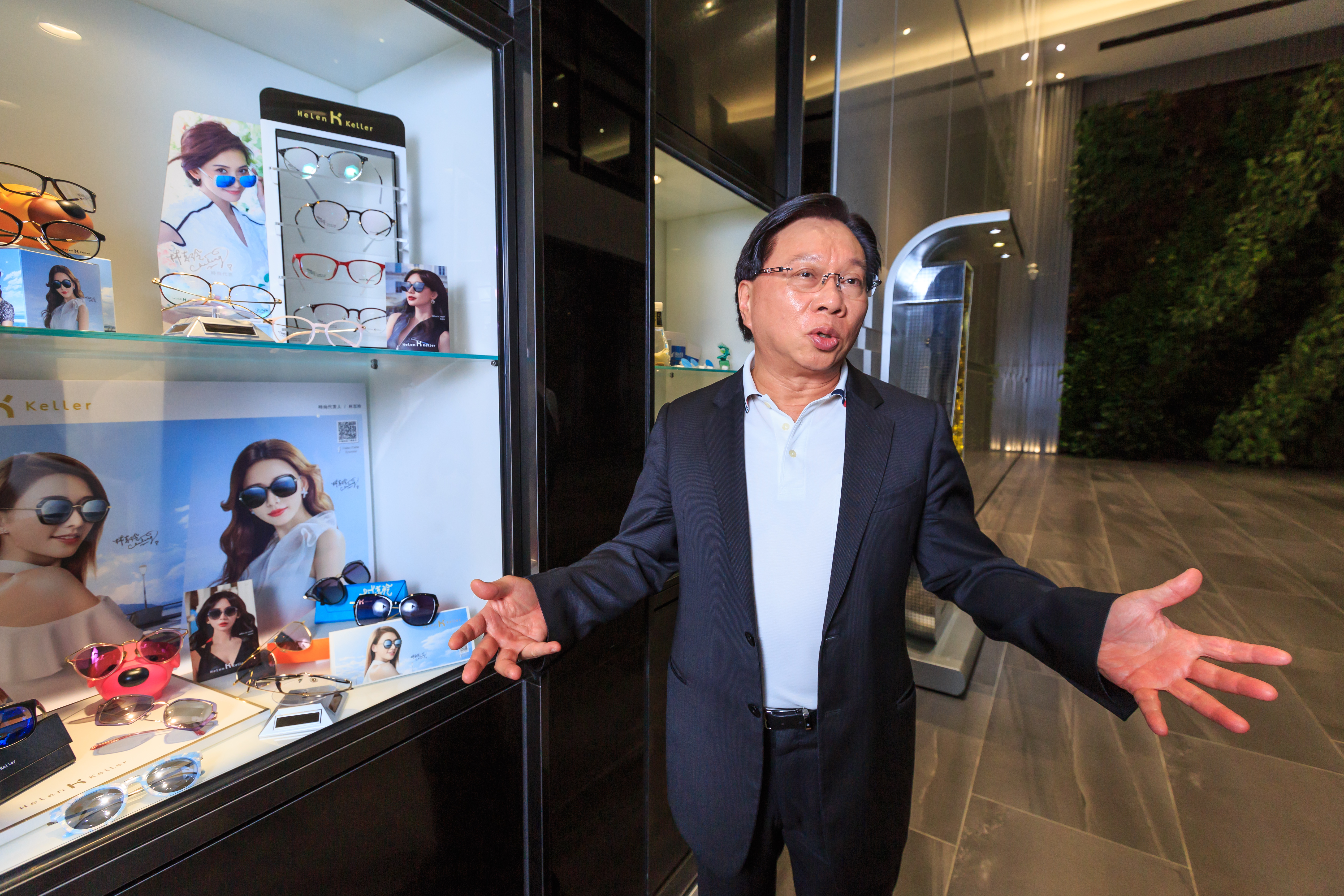 蔡國洲靠製作眼鏡起家，成為兩岸知名的眼鏡龍頭。