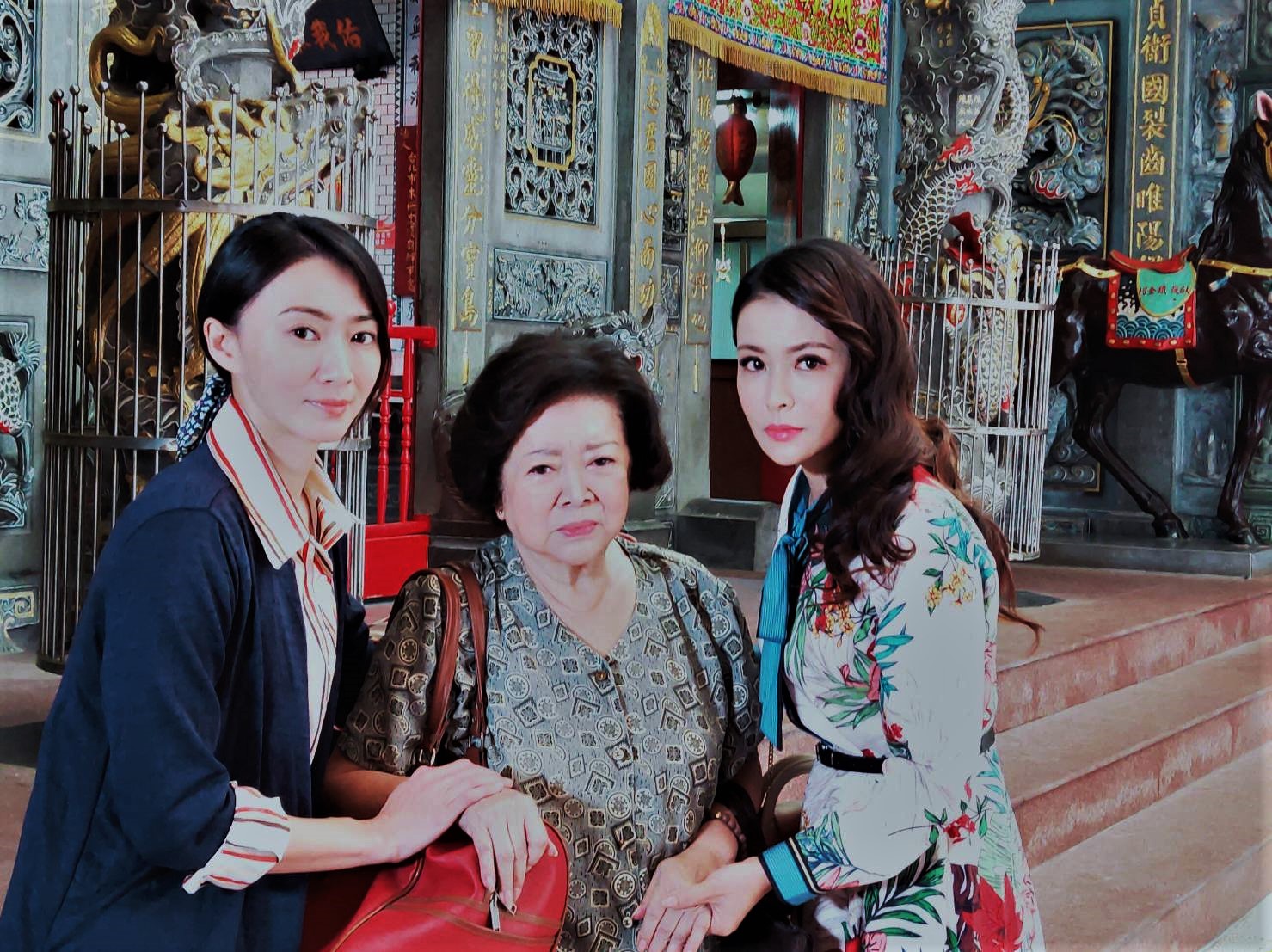 侯怡君、陳淑芳、德馨為《多情城市》今（30日）颱風天敬業上工。（民視提供）