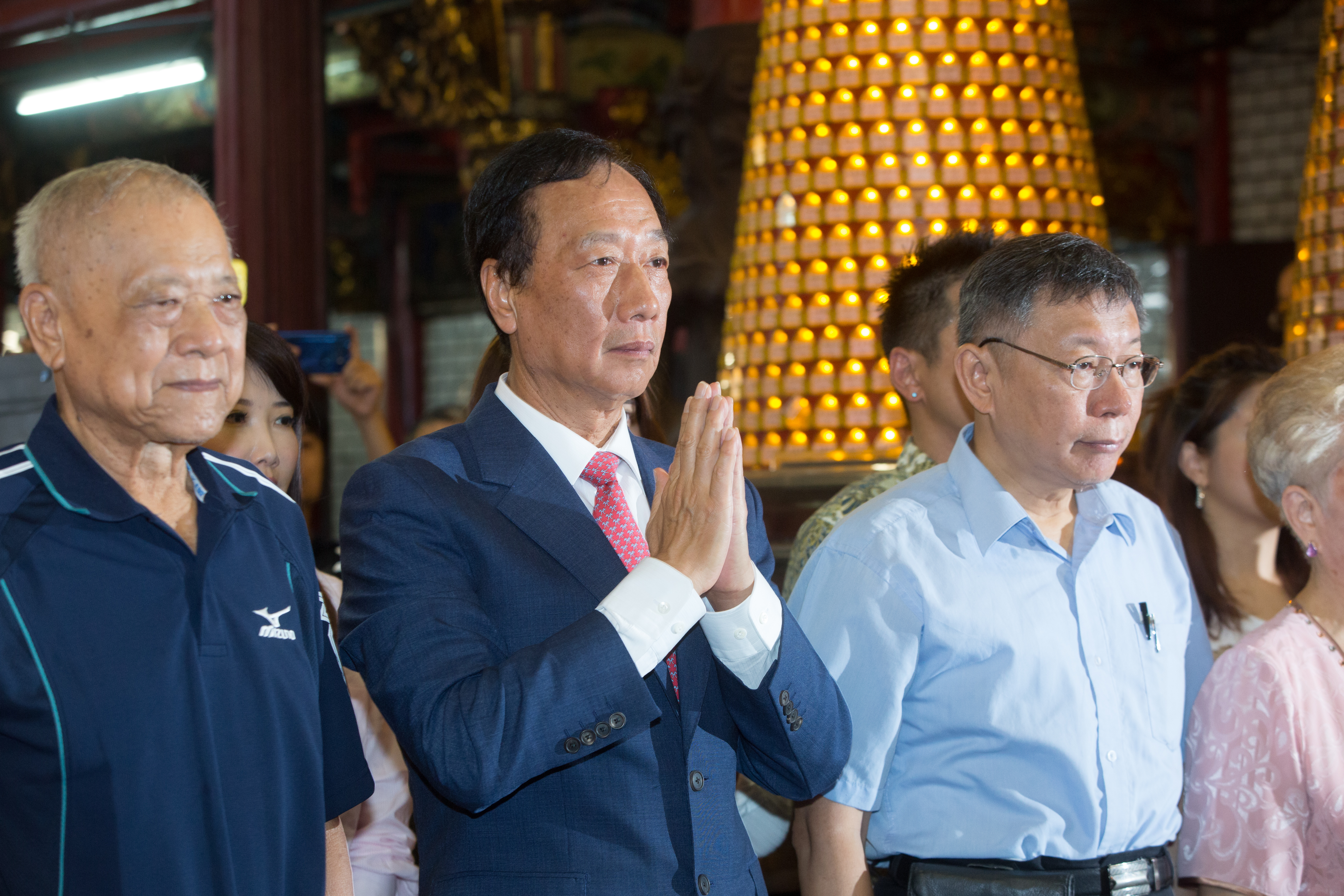 鴻海創辦人郭台銘（左2）宣布退選總統後，確定與台北市長柯文哲（左3）結盟，本週台灣民眾黨與郭家軍立委參選人將合體拍攝看板宣傳照。