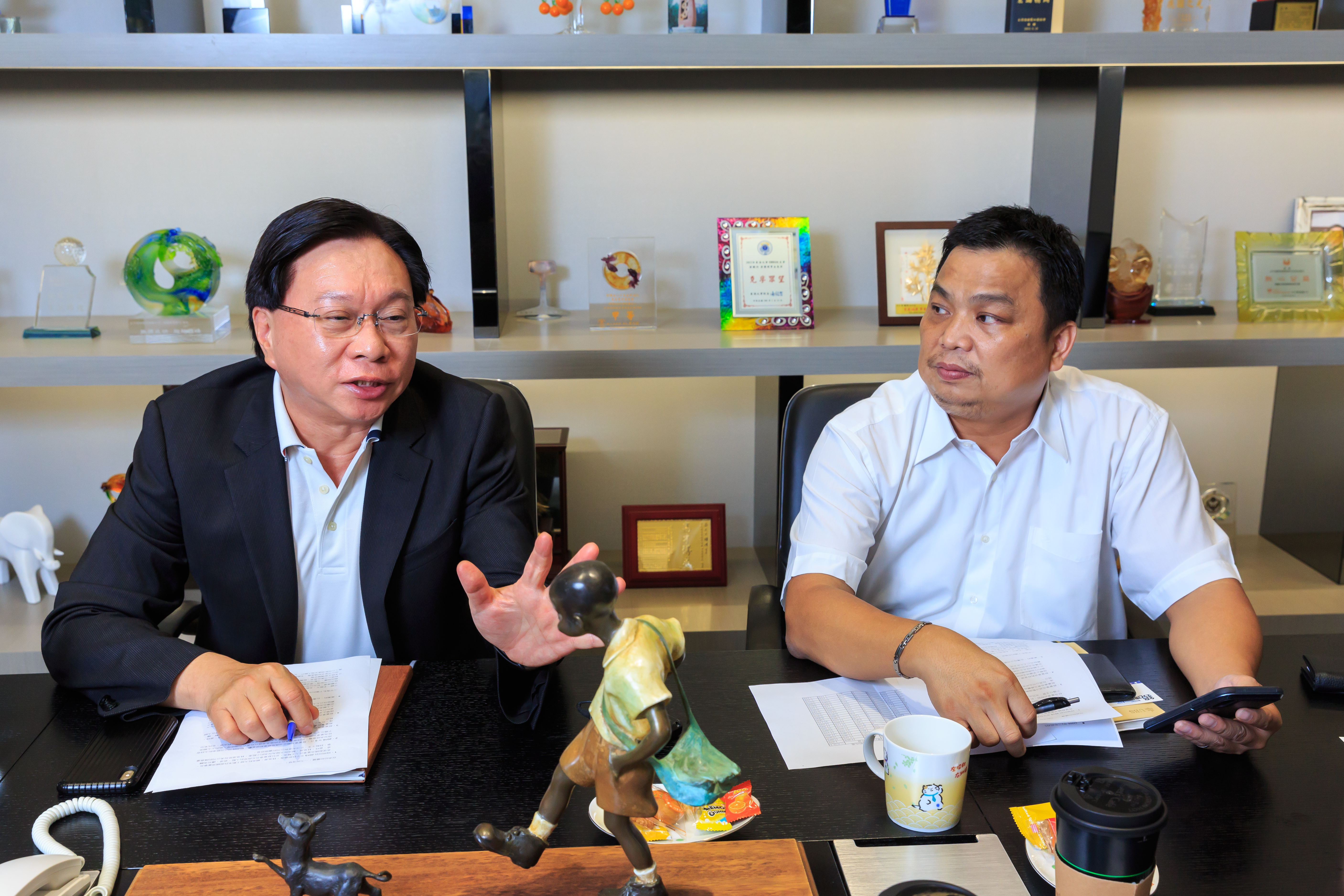 蔡國洲（左）和雙美新總經理李宣進一同受訪，大吐苦水。