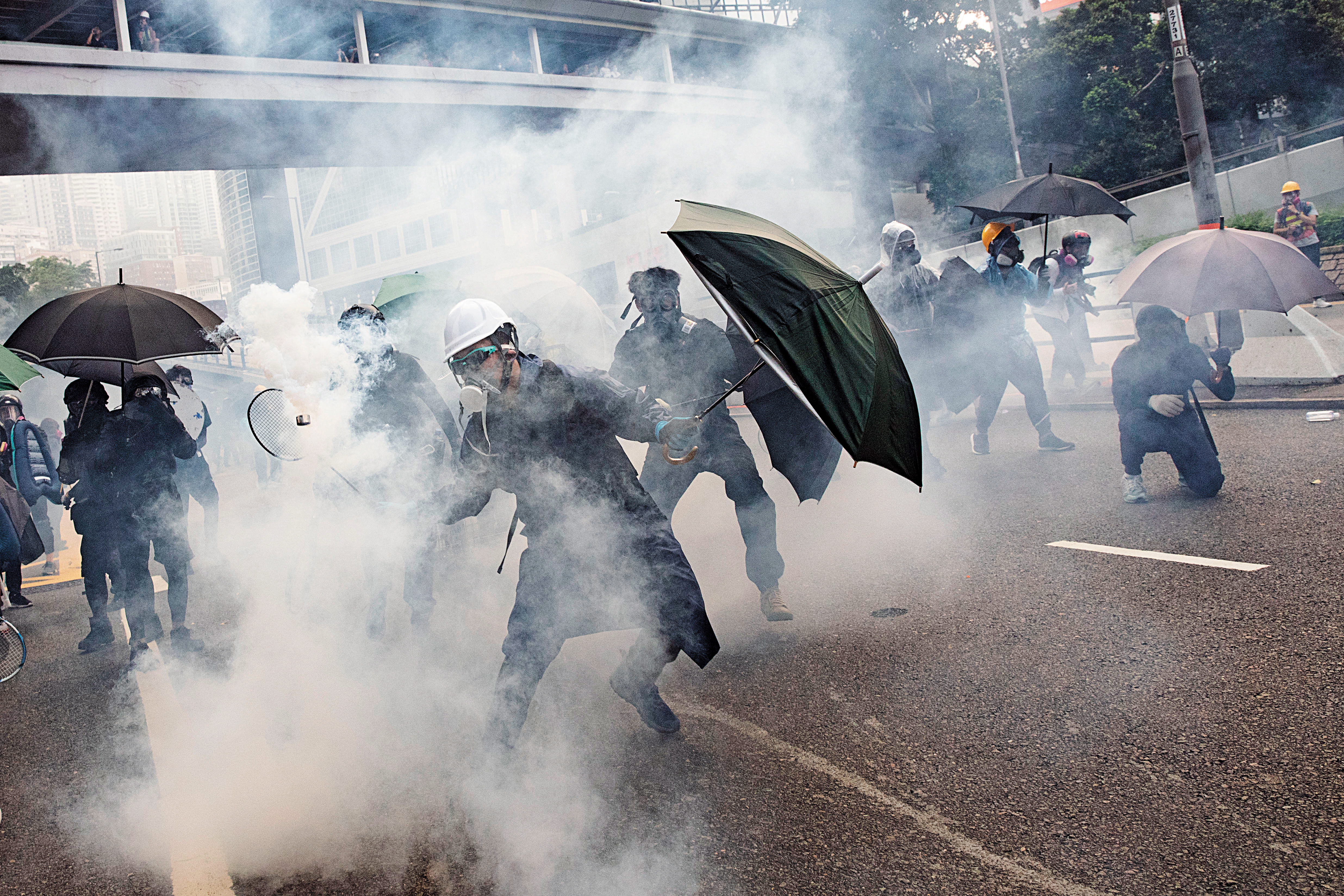 9月29日，一名前線示威者在金鐘紅棉路，以羽球拍回擊警方施放的催淚彈。