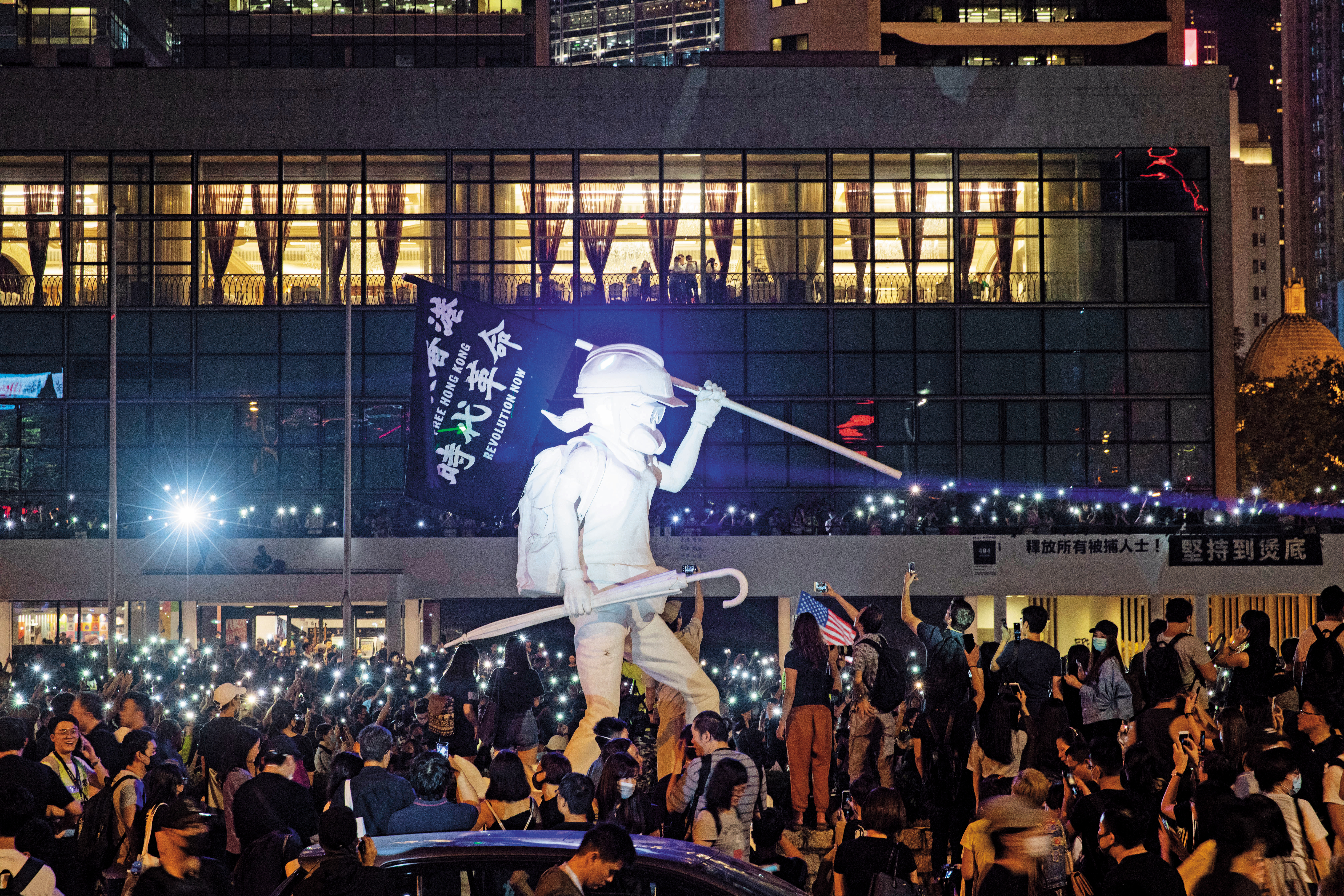 新屋嶺集會活動，群眾樹立防毒面具造型的反送中女神石膏雕像。